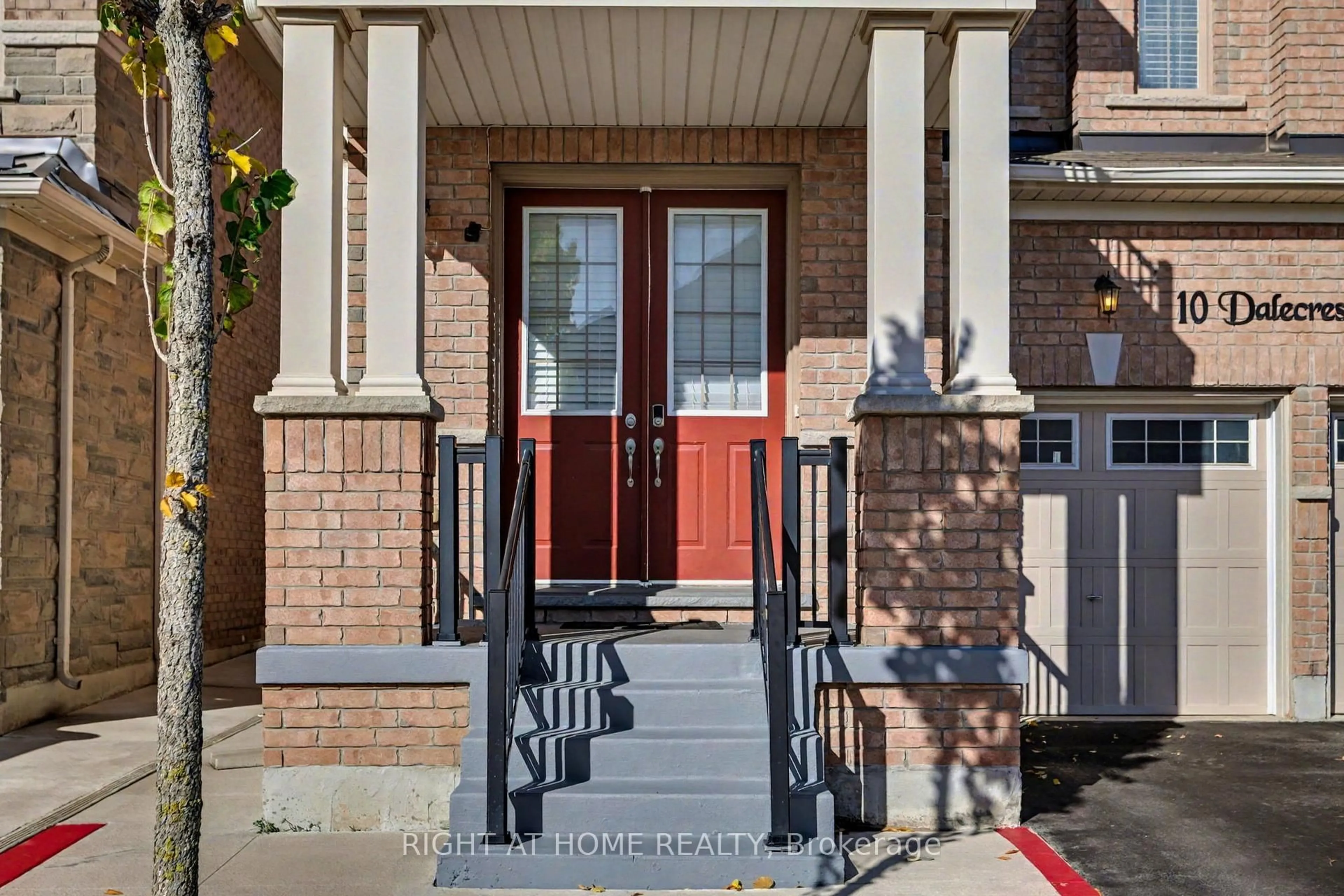 Indoor entryway for 10 Dalecrest Rd, Brampton Ontario L6X 5N3