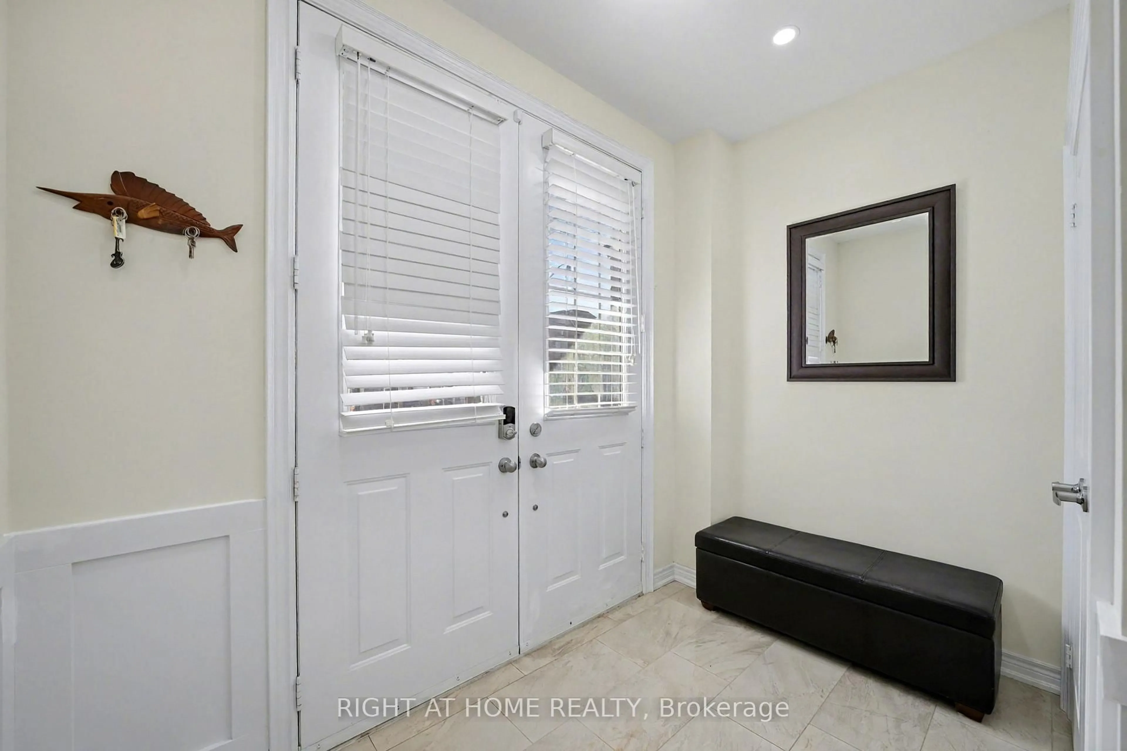 Indoor entryway for 10 Dalecrest Rd, Brampton Ontario L6X 5N3