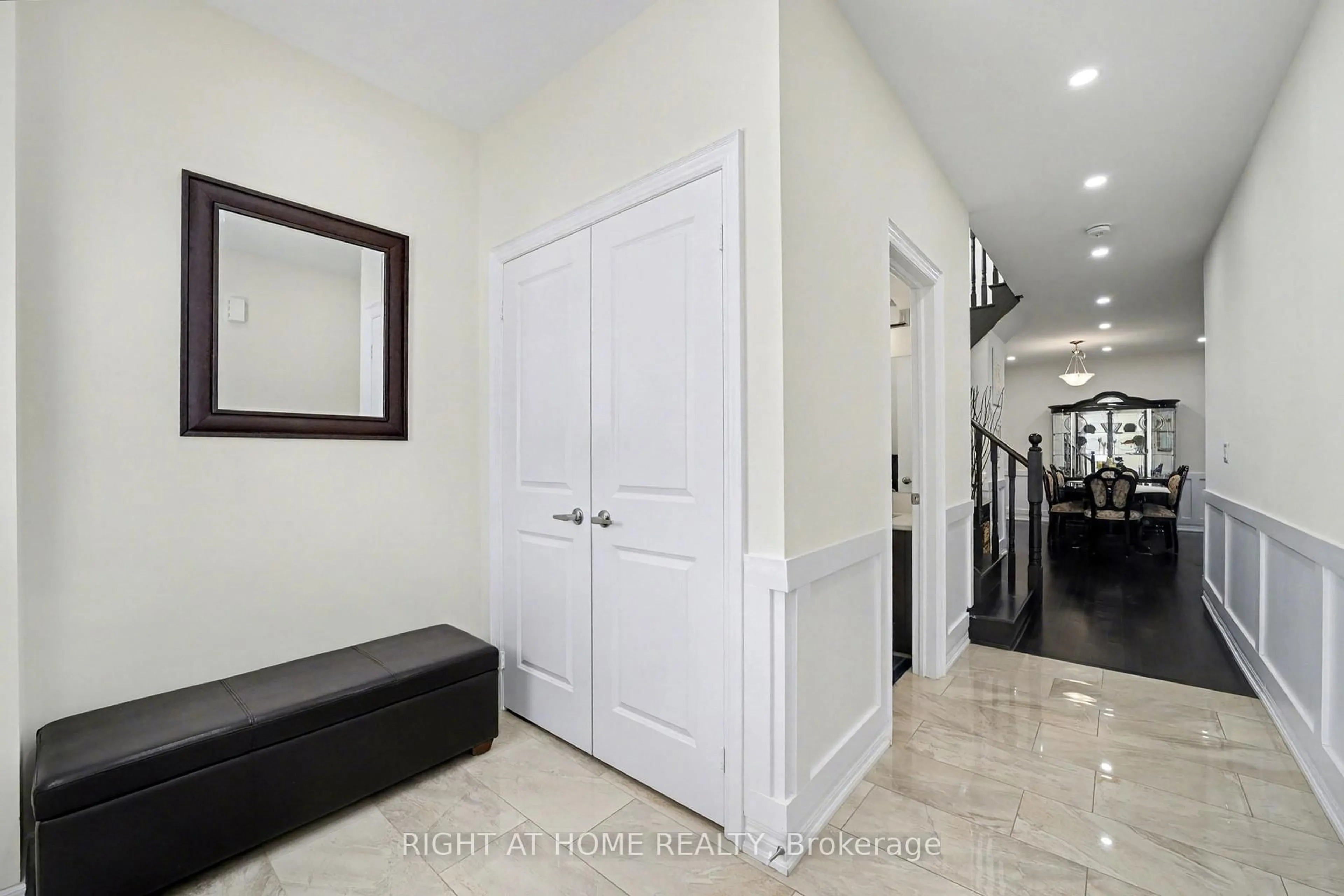 Indoor entryway for 10 Dalecrest Rd, Brampton Ontario L6X 5N3
