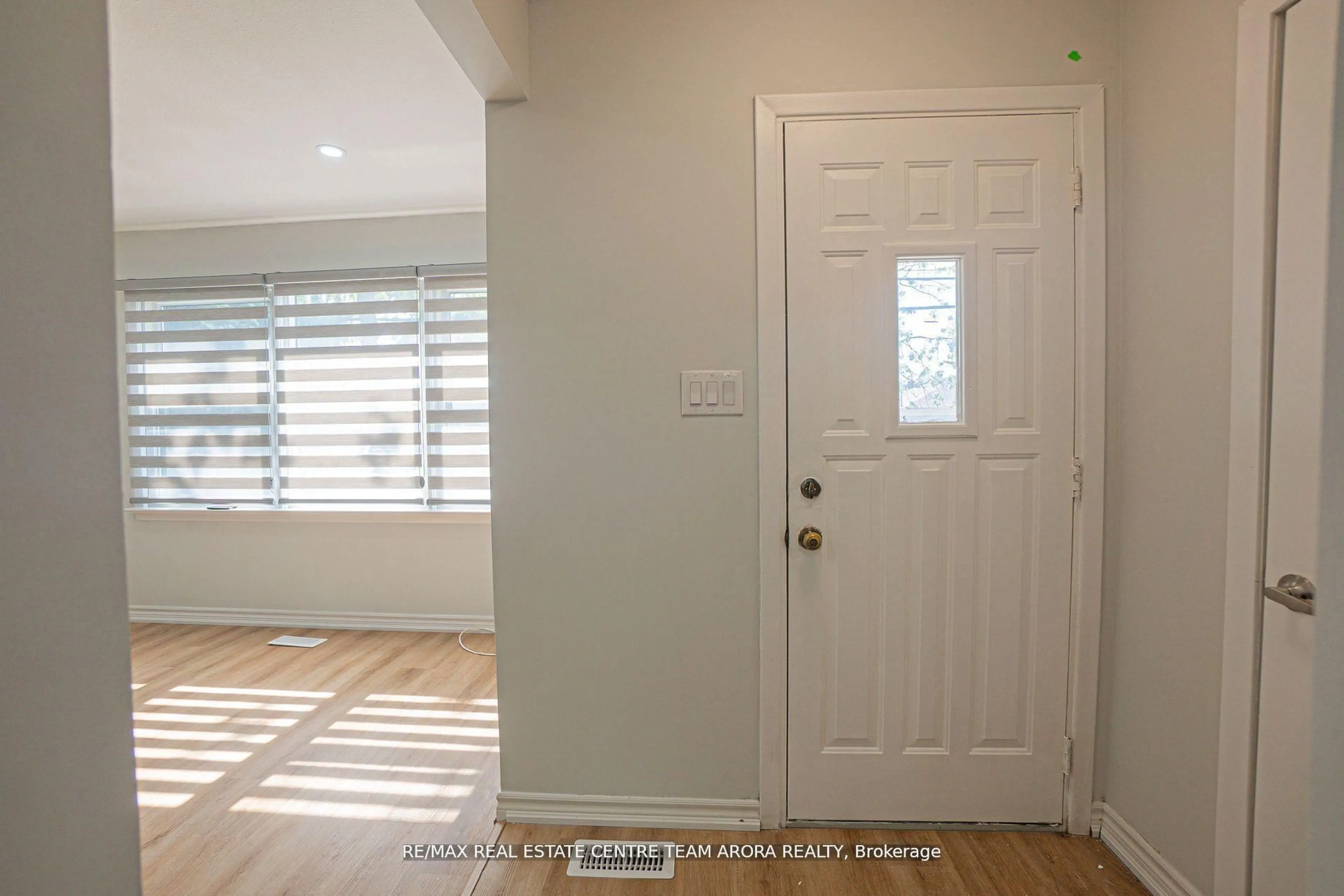 Indoor entryway for 152 Vodden St, Brampton Ontario L6V 1M7