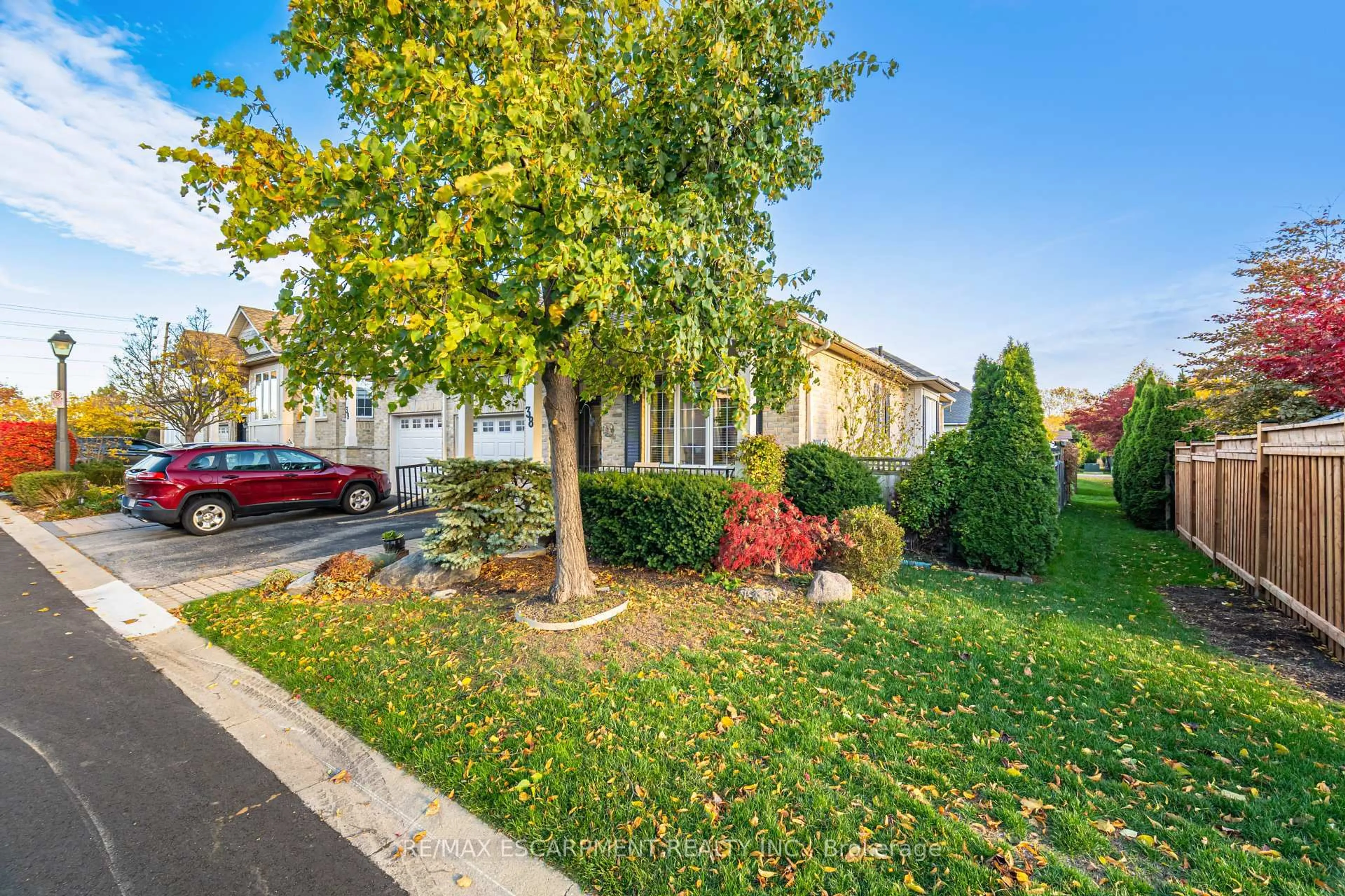 A pic from outside/outdoor area/front of a property/back of a property/a pic from drone, street for 2243 Turnberry Rd #38, Burlington Ontario L7M 4Y5