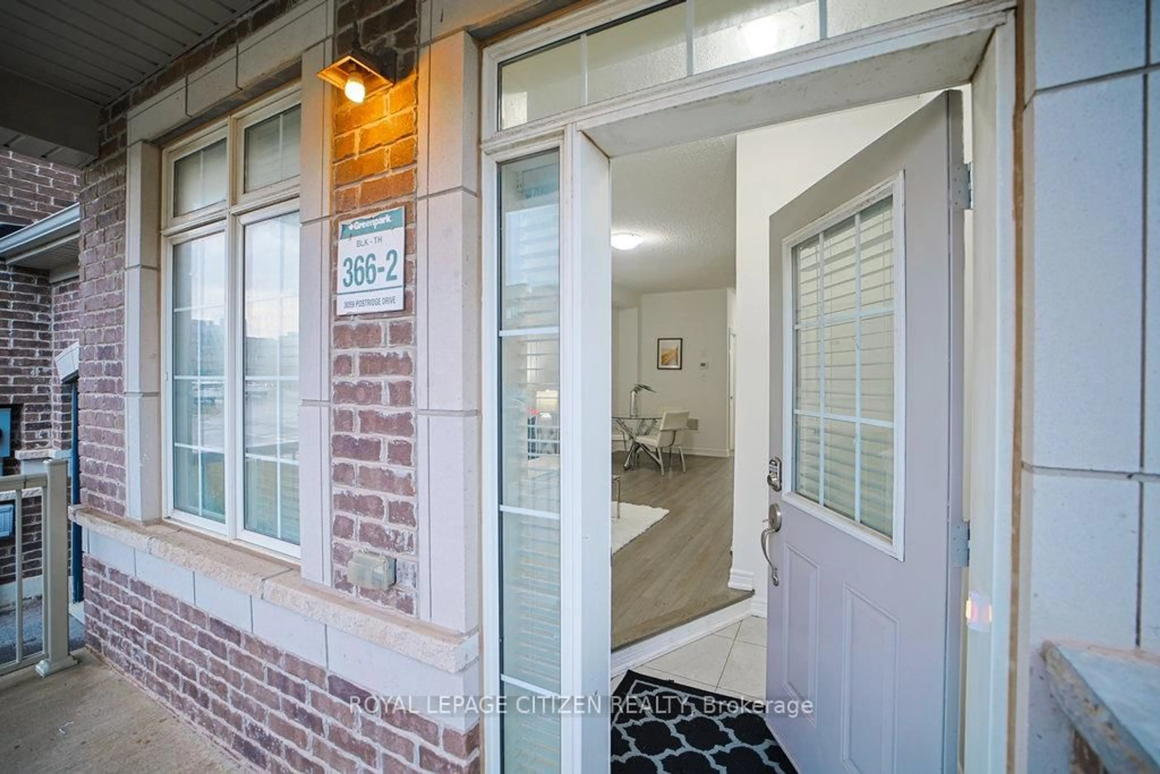 Indoor entryway for 3059 Postridge Dr, Oakville Ontario L6H 0S1