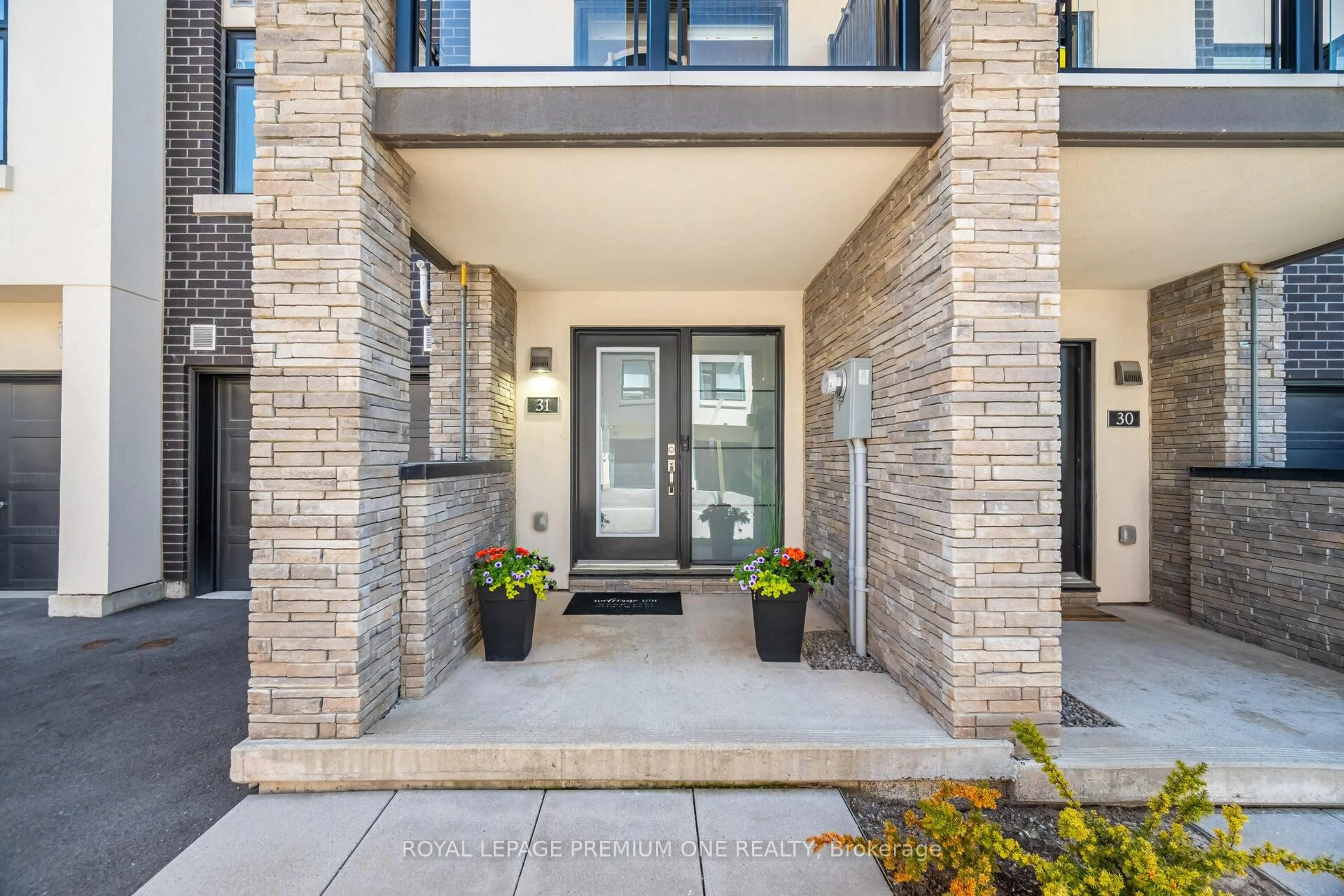 Indoor entryway for 1121 Cooke Blvd #31, Burlington Ontario L7T 0C3