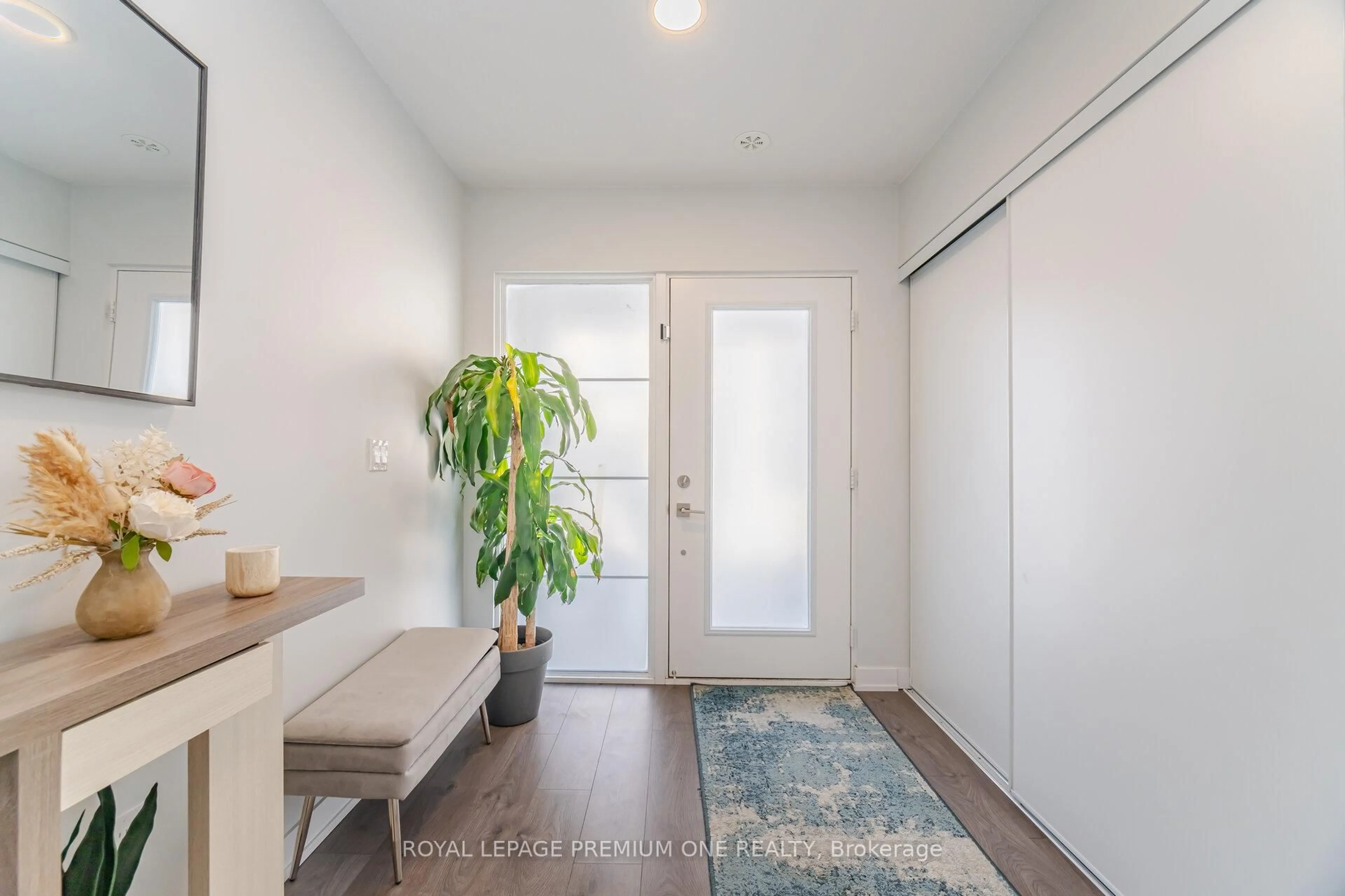 Indoor entryway for 1121 Cooke Blvd #31, Burlington Ontario L7T 0C3