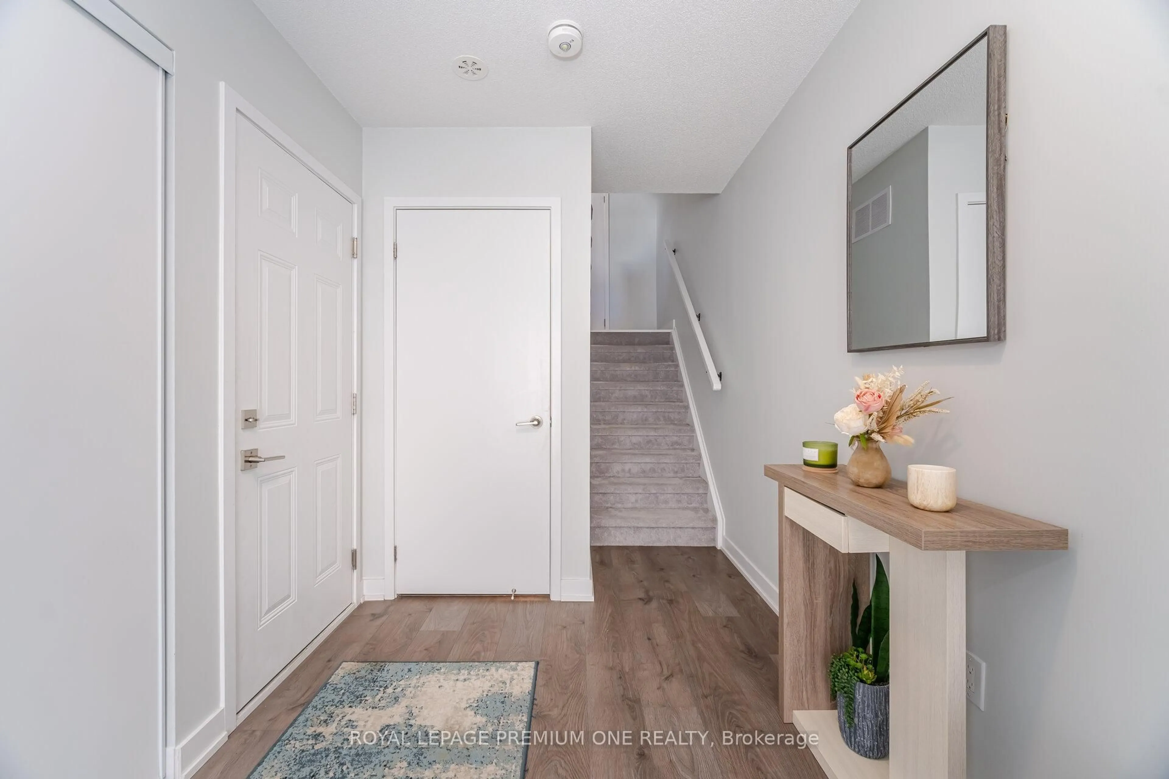 Indoor entryway for 1121 Cooke Blvd #31, Burlington Ontario L7T 0C3