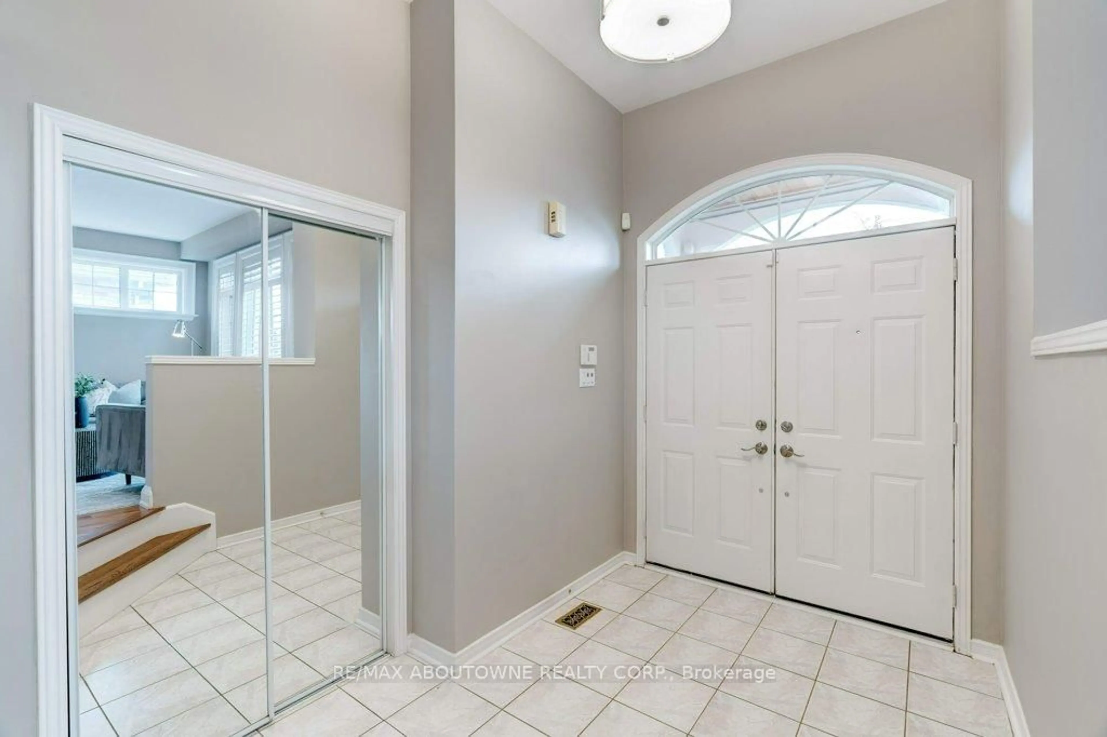 Indoor entryway for 1485 Sandpiper Rd, Oakville Ontario L6M 3R8