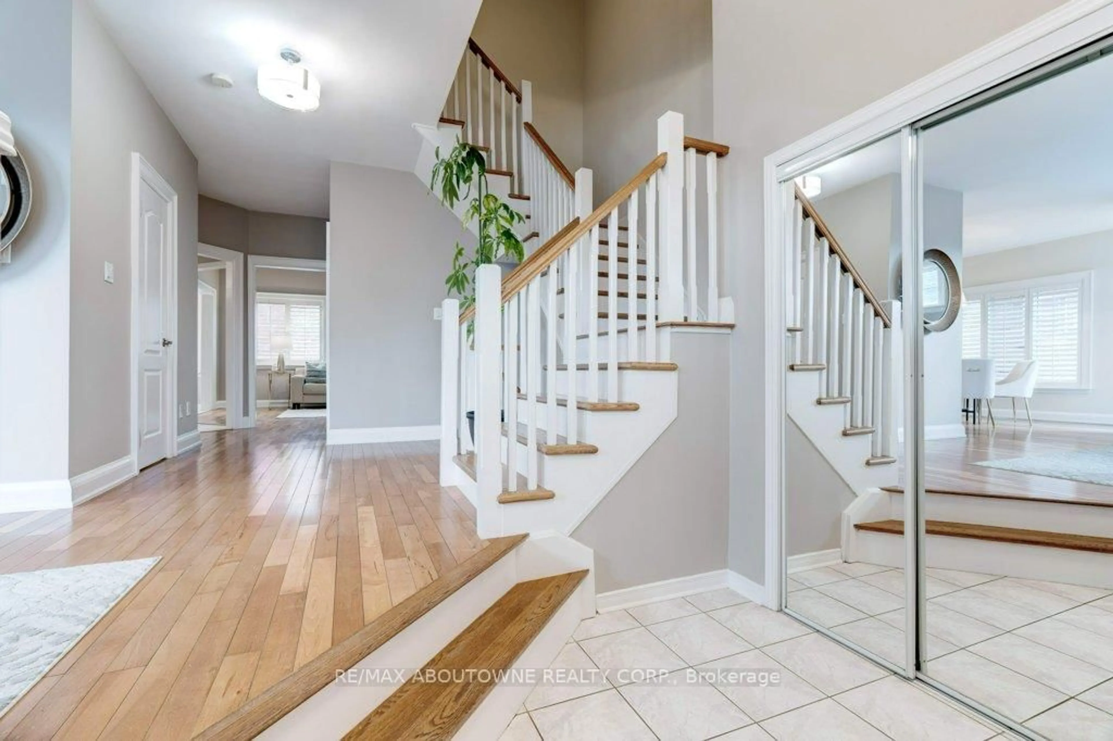 Indoor entryway for 1485 Sandpiper Rd, Oakville Ontario L6M 3R8