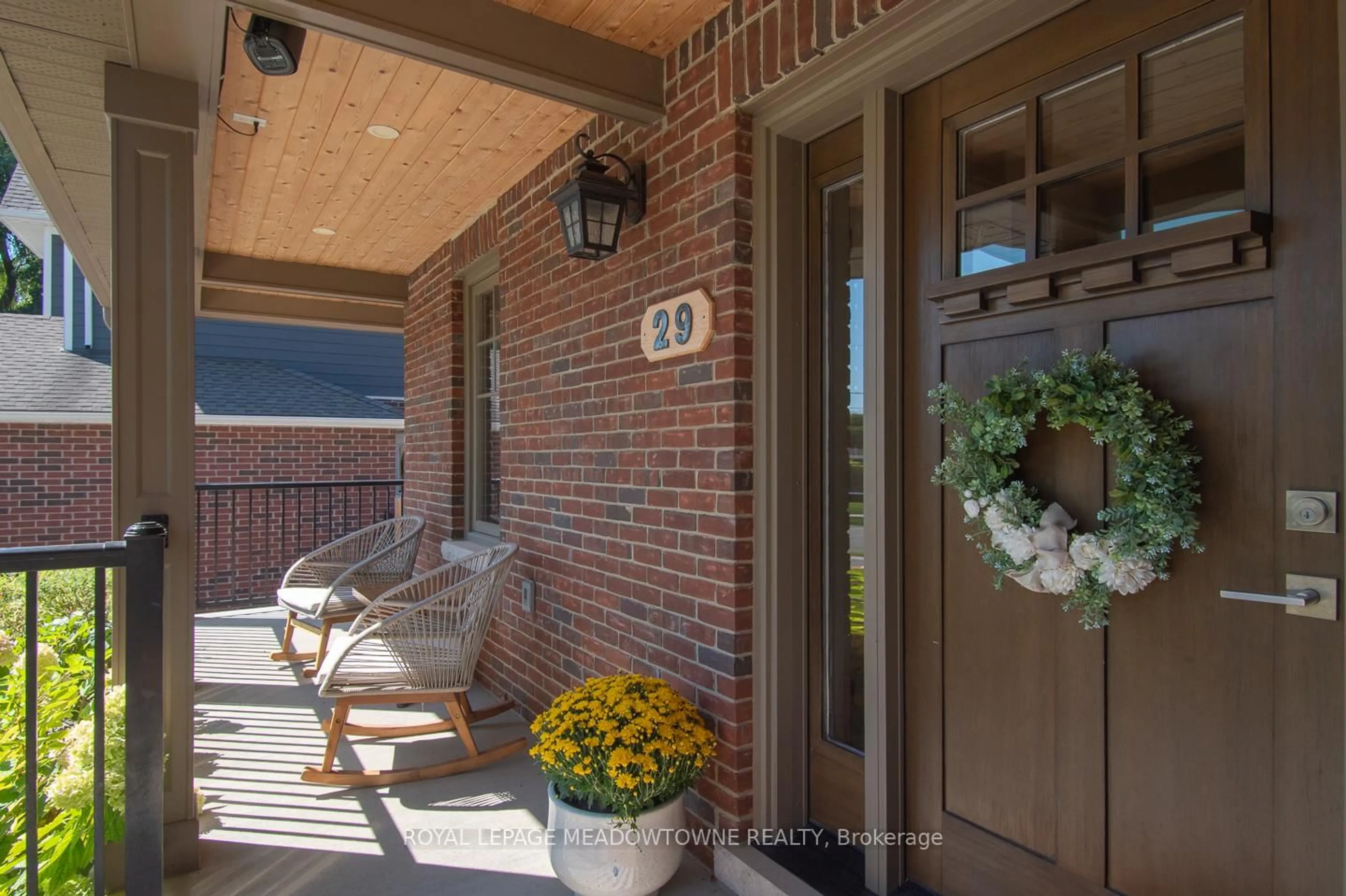 Indoor entryway for 29 Barton St, Milton Ontario L9T 1C7