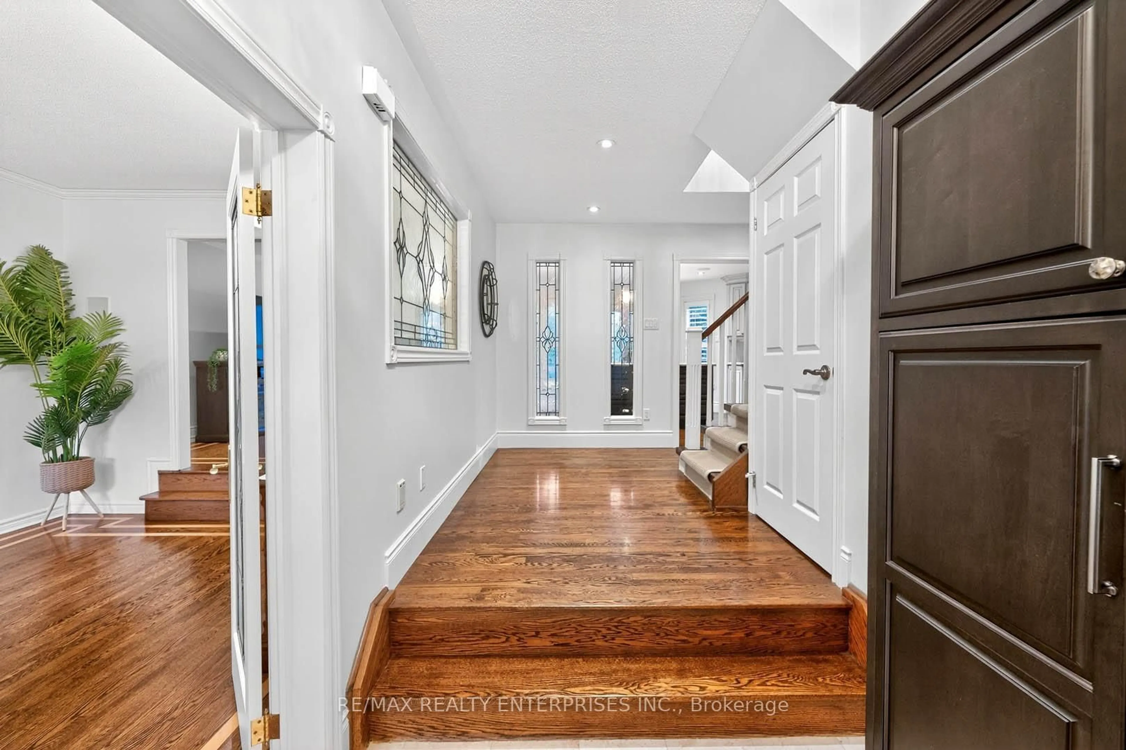 Indoor entryway for 336 Oakridge Crt, Oakville Ontario L6H 5T9