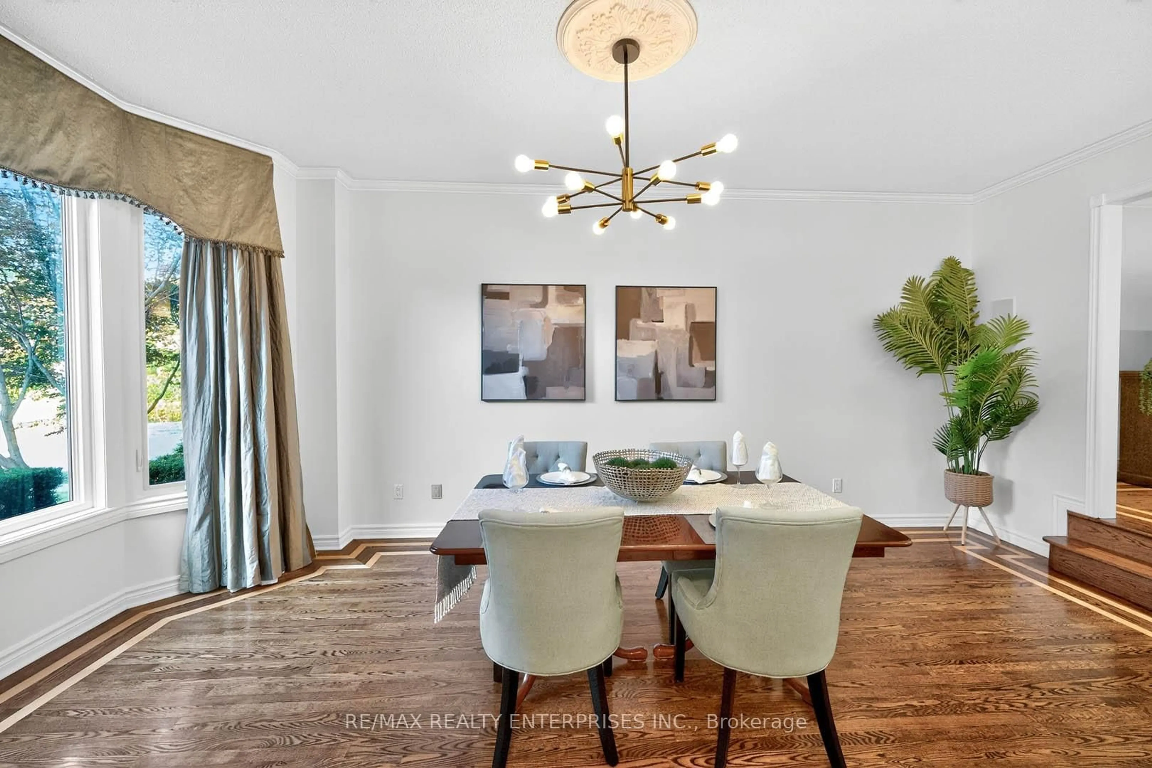 Dining room, wood/laminate floor for 336 Oakridge Crt, Oakville Ontario L6H 5T9