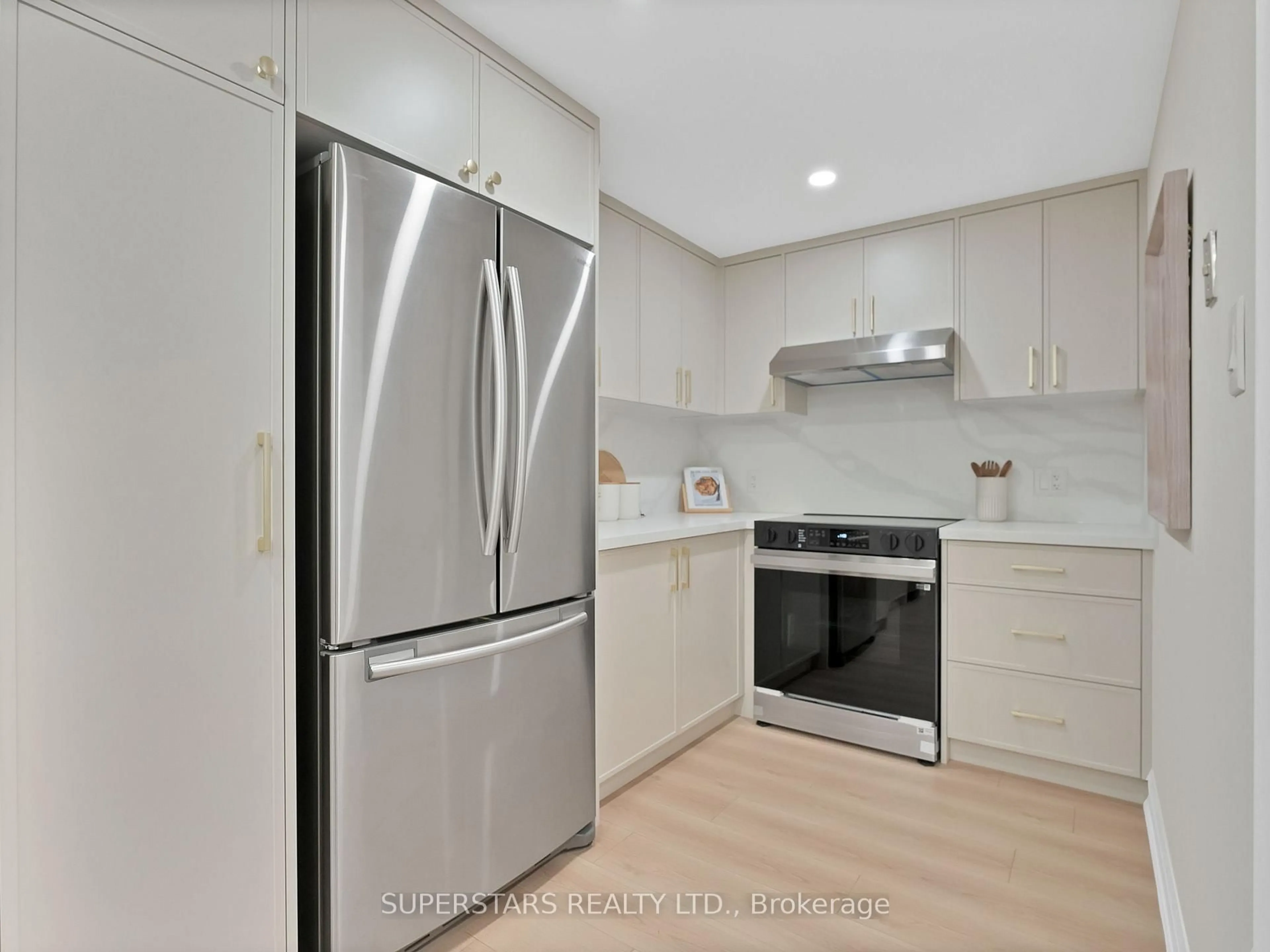 Standard kitchen, wood/laminate floor for 820 Burnhamthorpe Rd #704, Toronto Ontario M9C 4W2