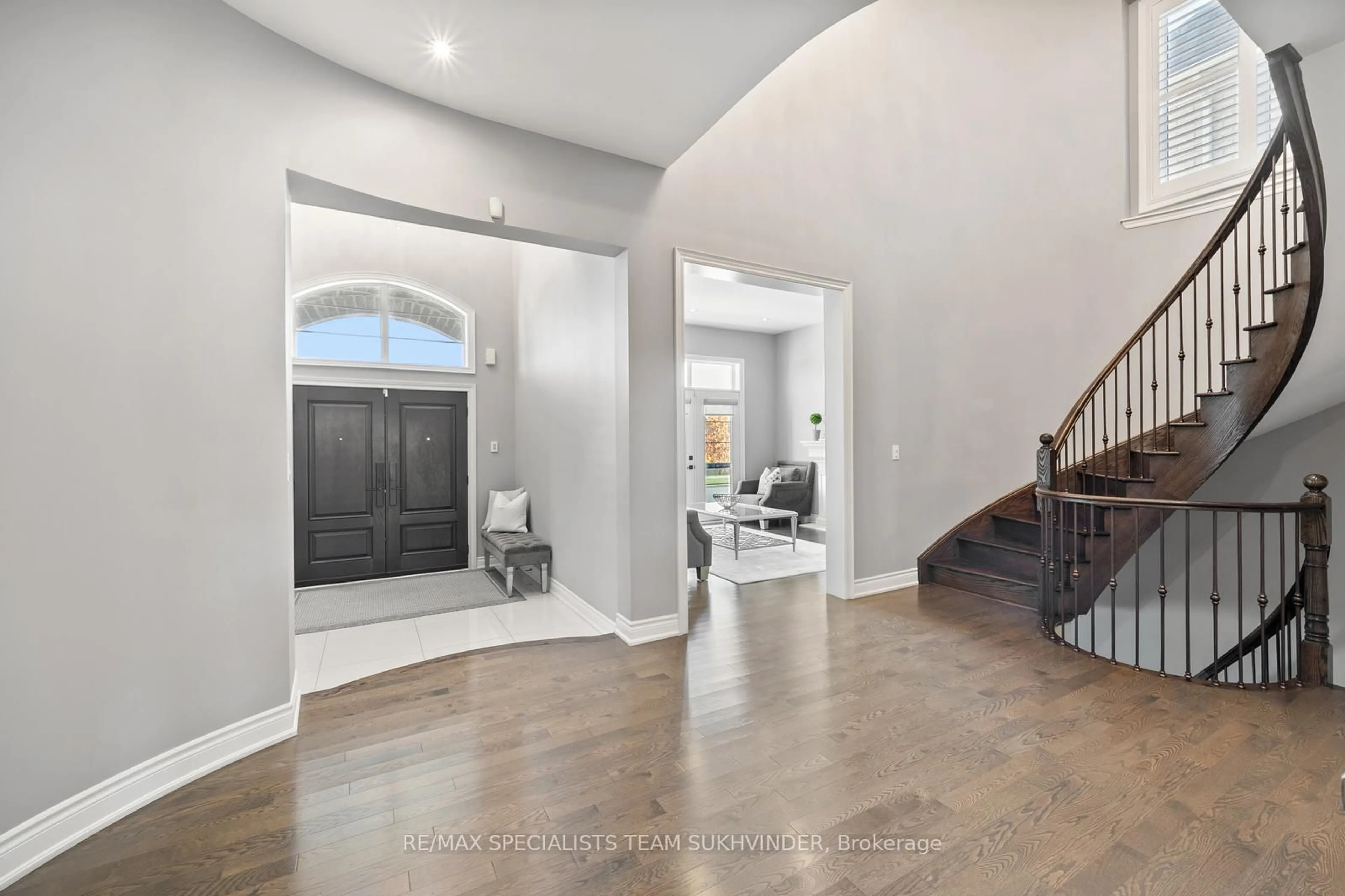 Indoor entryway for 34 Burlwood Rd, Brampton Ontario L6P 4E8