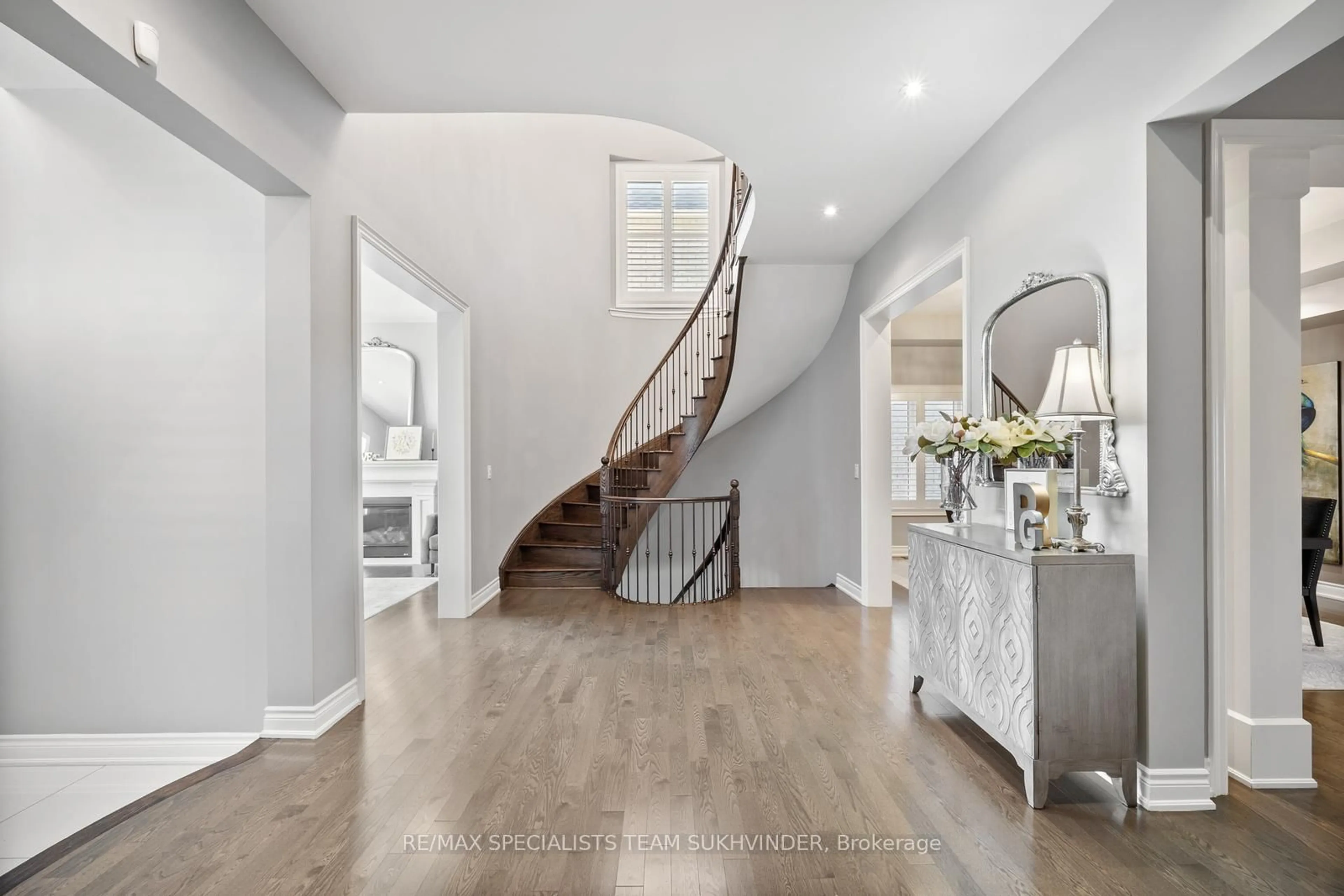 Indoor entryway for 34 Burlwood Rd, Brampton Ontario L6P 4E8