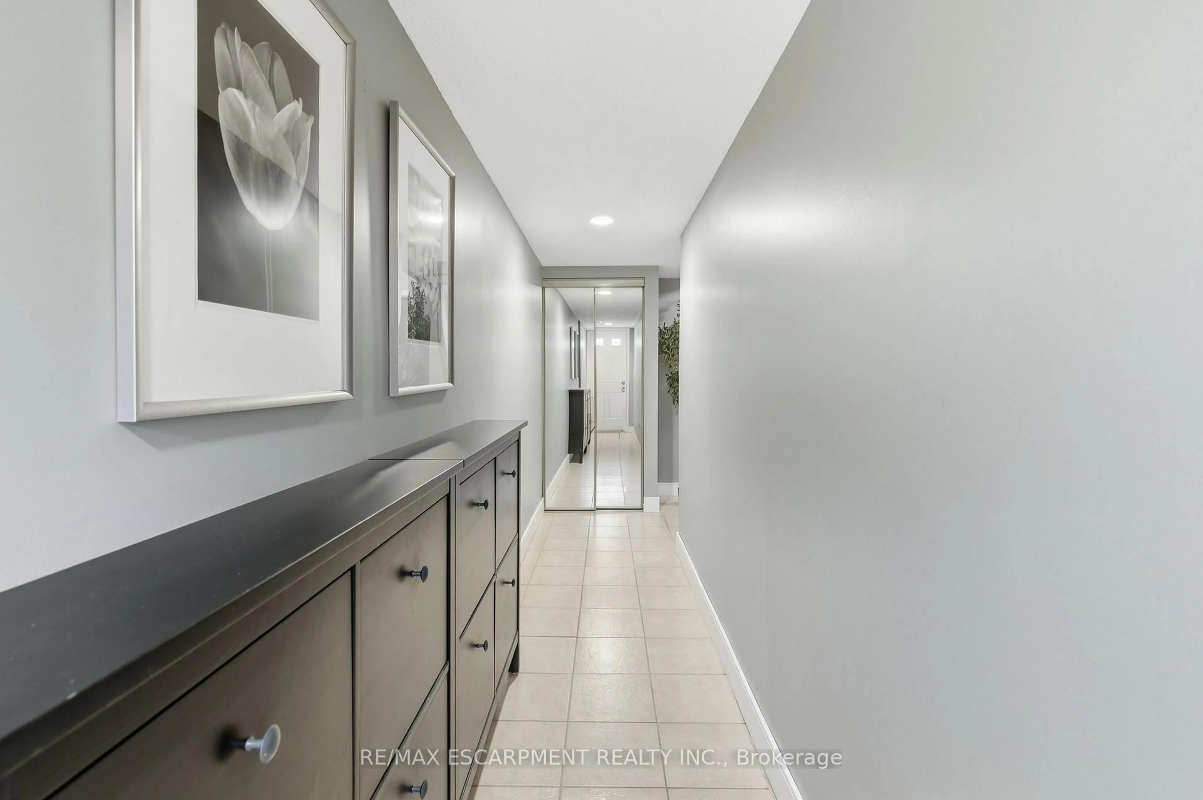 Indoor entryway for 895 Maple Ave #201, Burlington Ontario L7S 2H7
