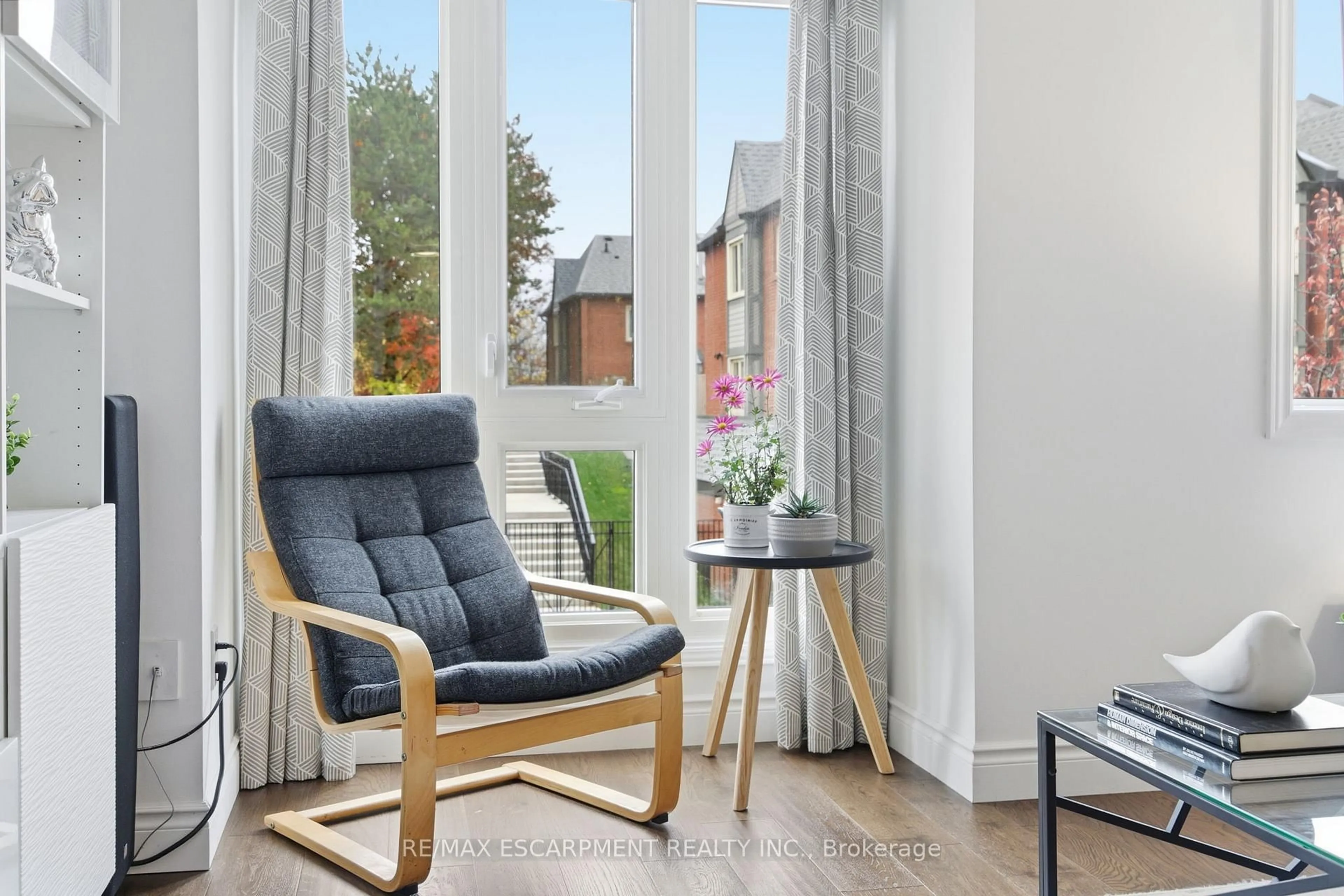 Unknown for 895 Maple Ave #201, Burlington Ontario L7S 2H7