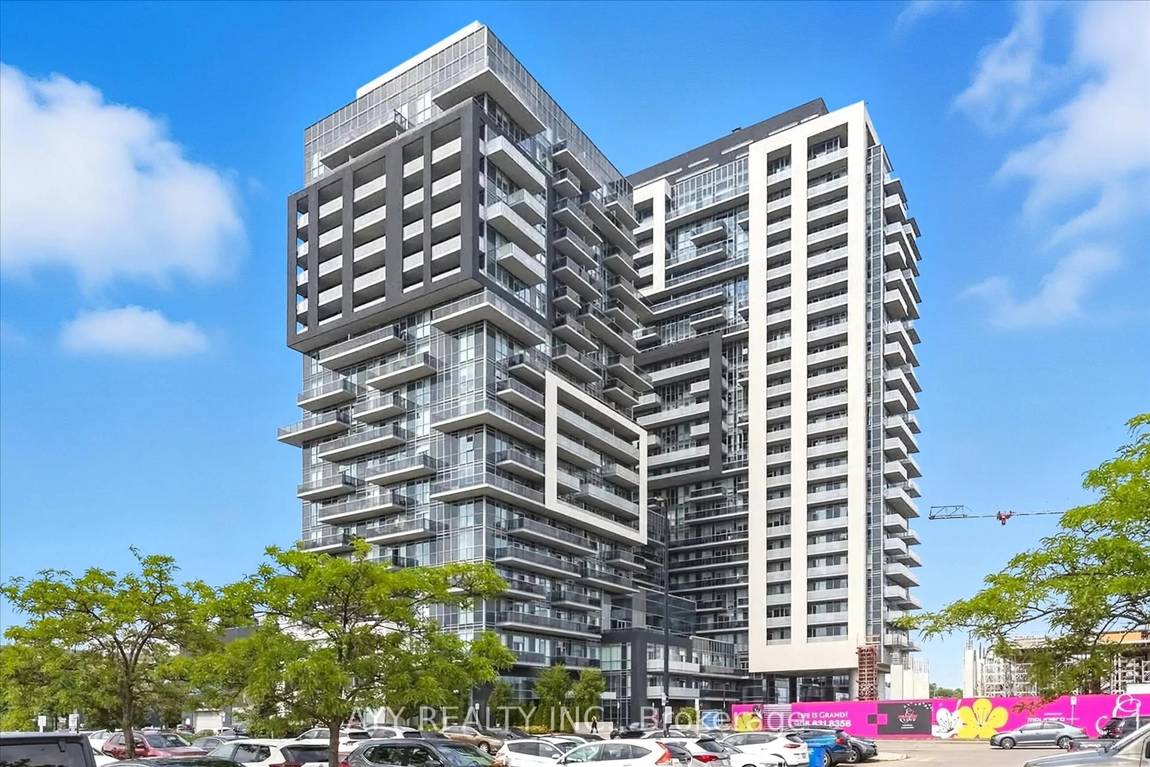 Indoor foyer for 2093 Fairview St #1709, Burlington Ontario L7R 0E6