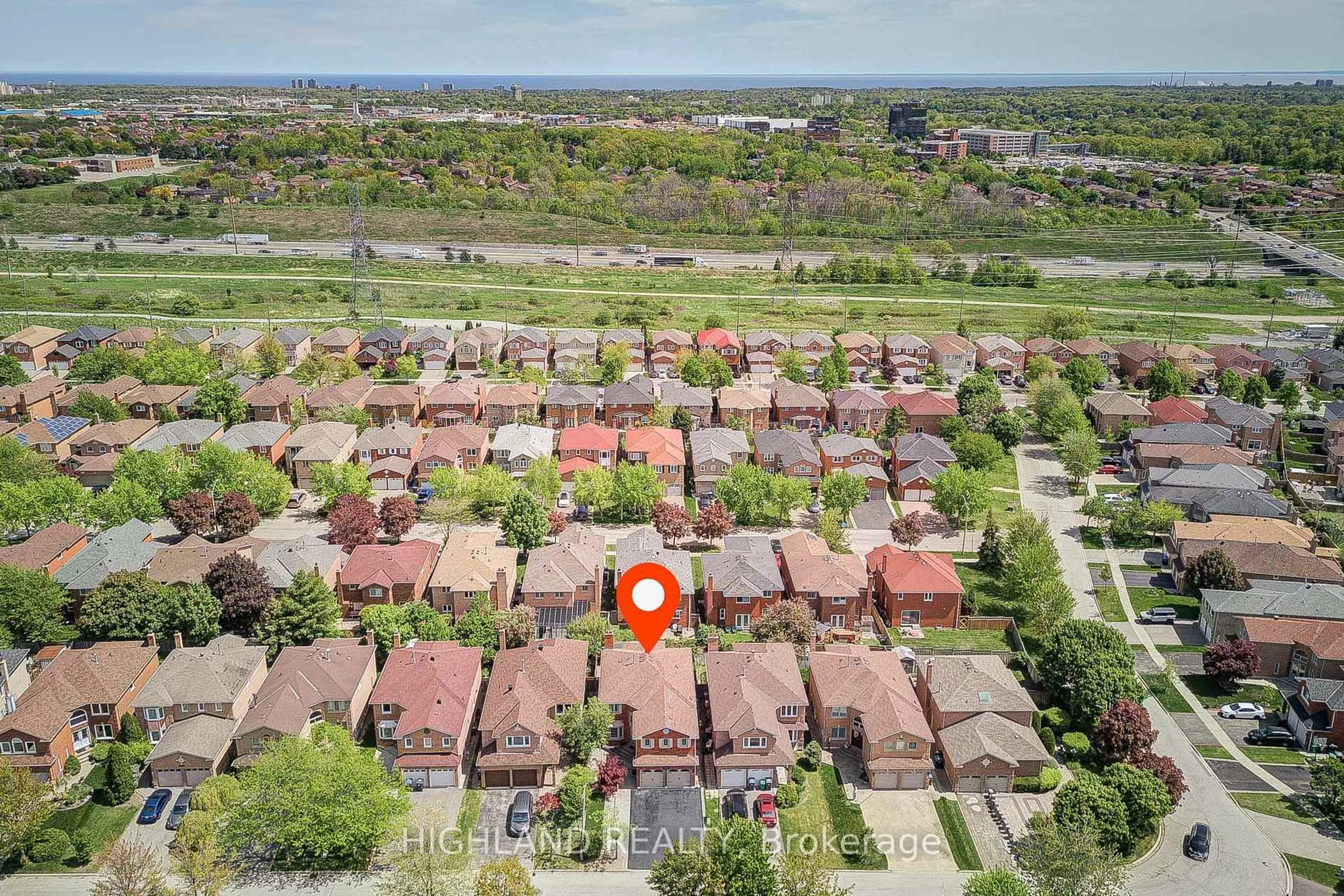 A pic from outside/outdoor area/front of a property/back of a property/a pic from drone, street for 4781 Crystal Rose Dr, Mississauga Ontario L5V 1G9