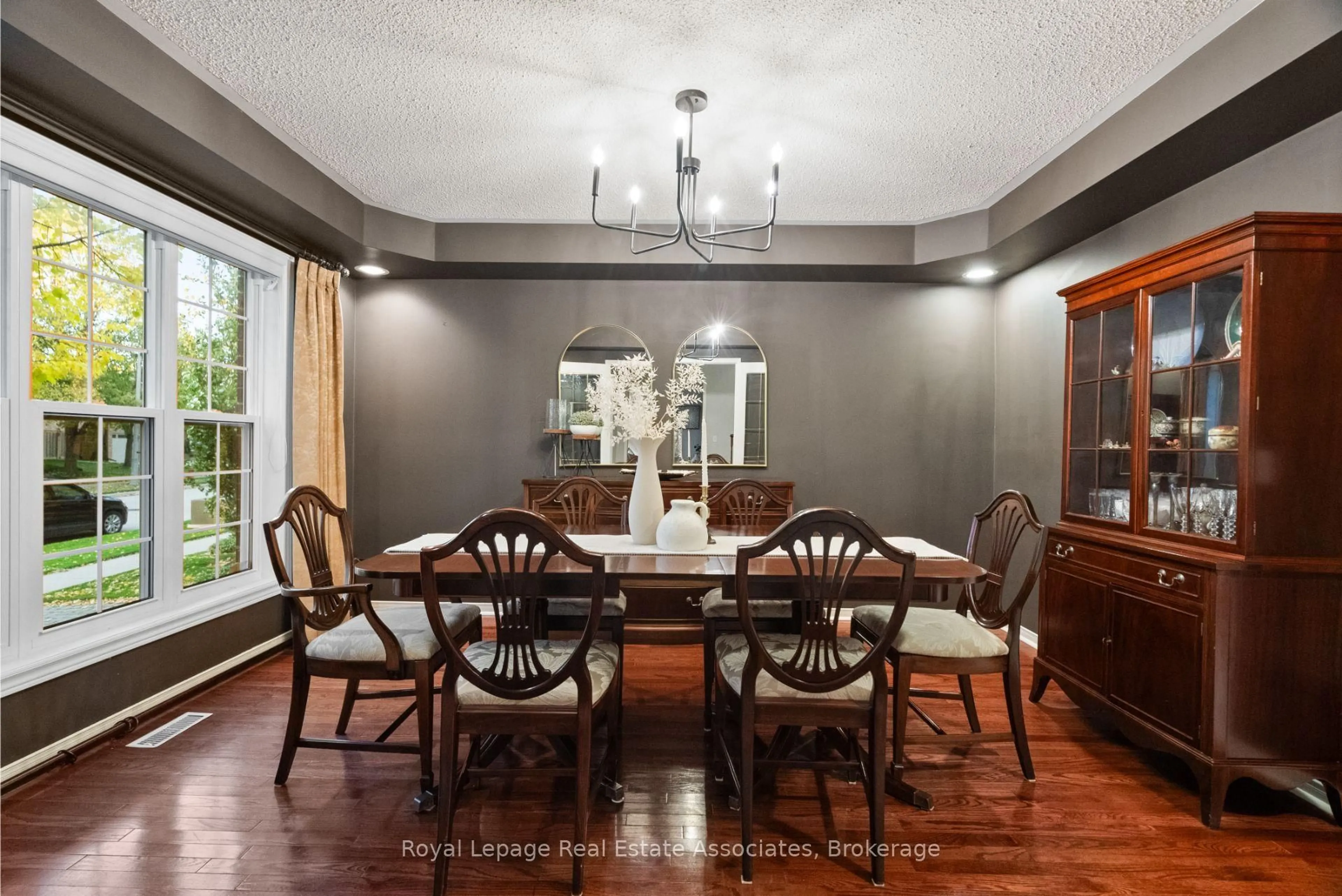 Dining room, unknown for 62 Pike Rd, Oakville Ontario L6H 6C3