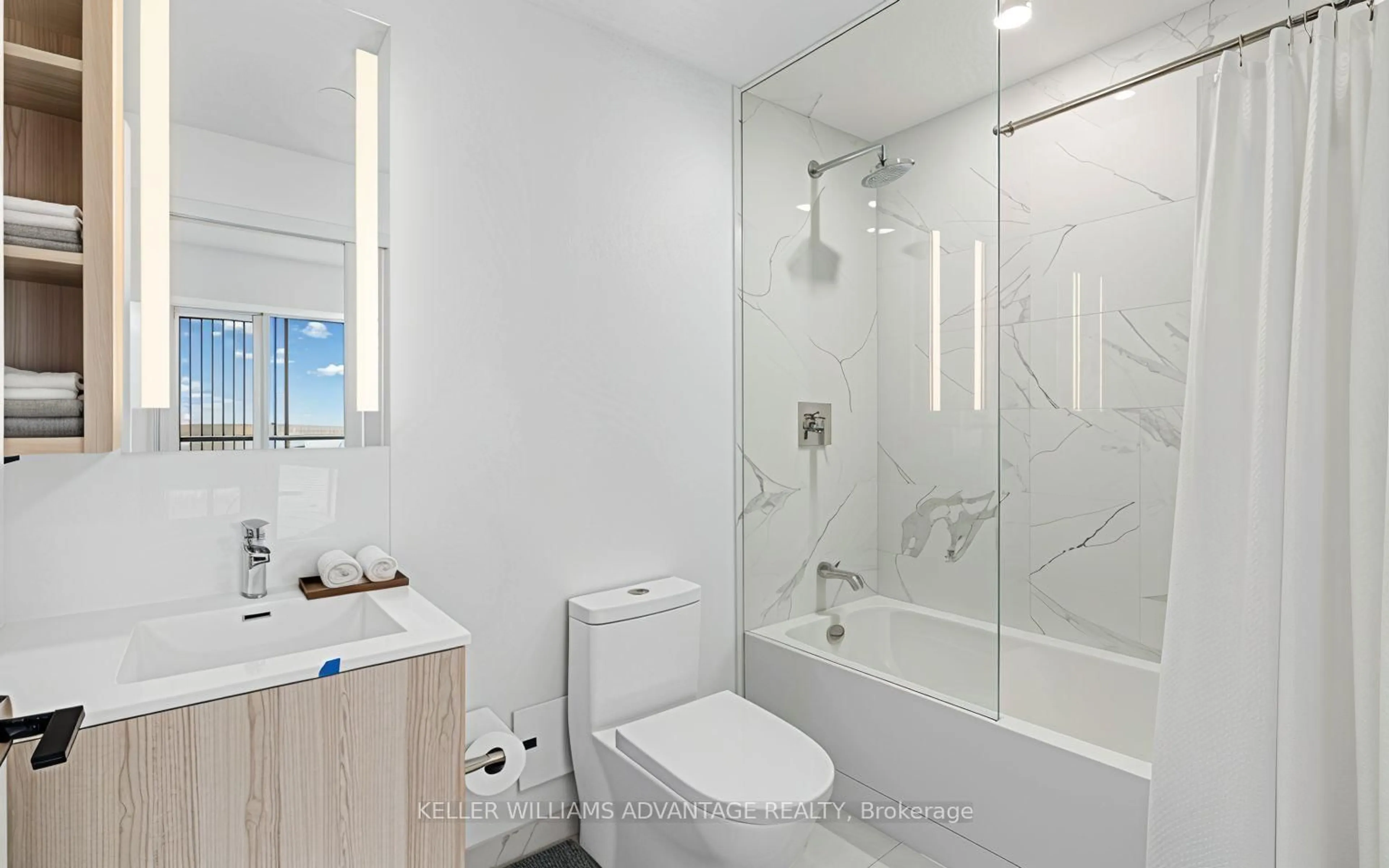 Standard bathroom, ceramic/tile floor for 220 Missinnihe Way #307, Mississauga Ontario L5H 0A9