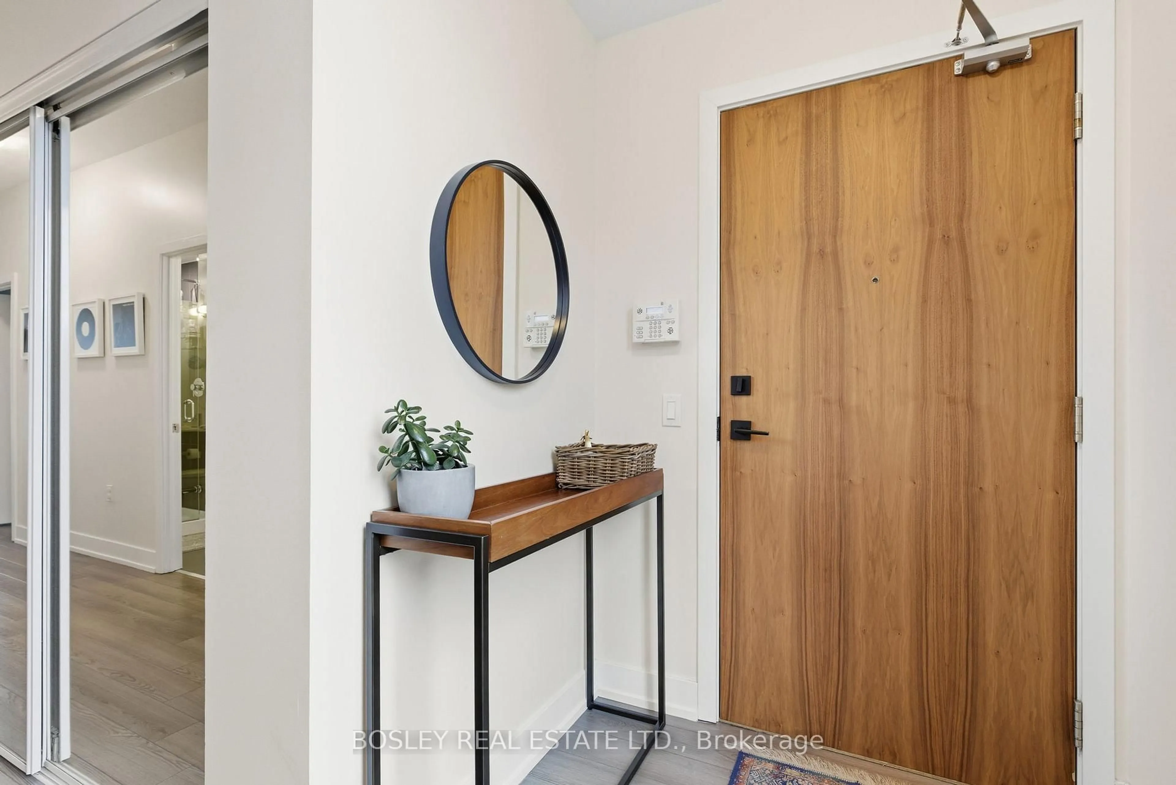 Indoor entryway for 8 Ann St #501, Mississauga Ontario L5G 3E6