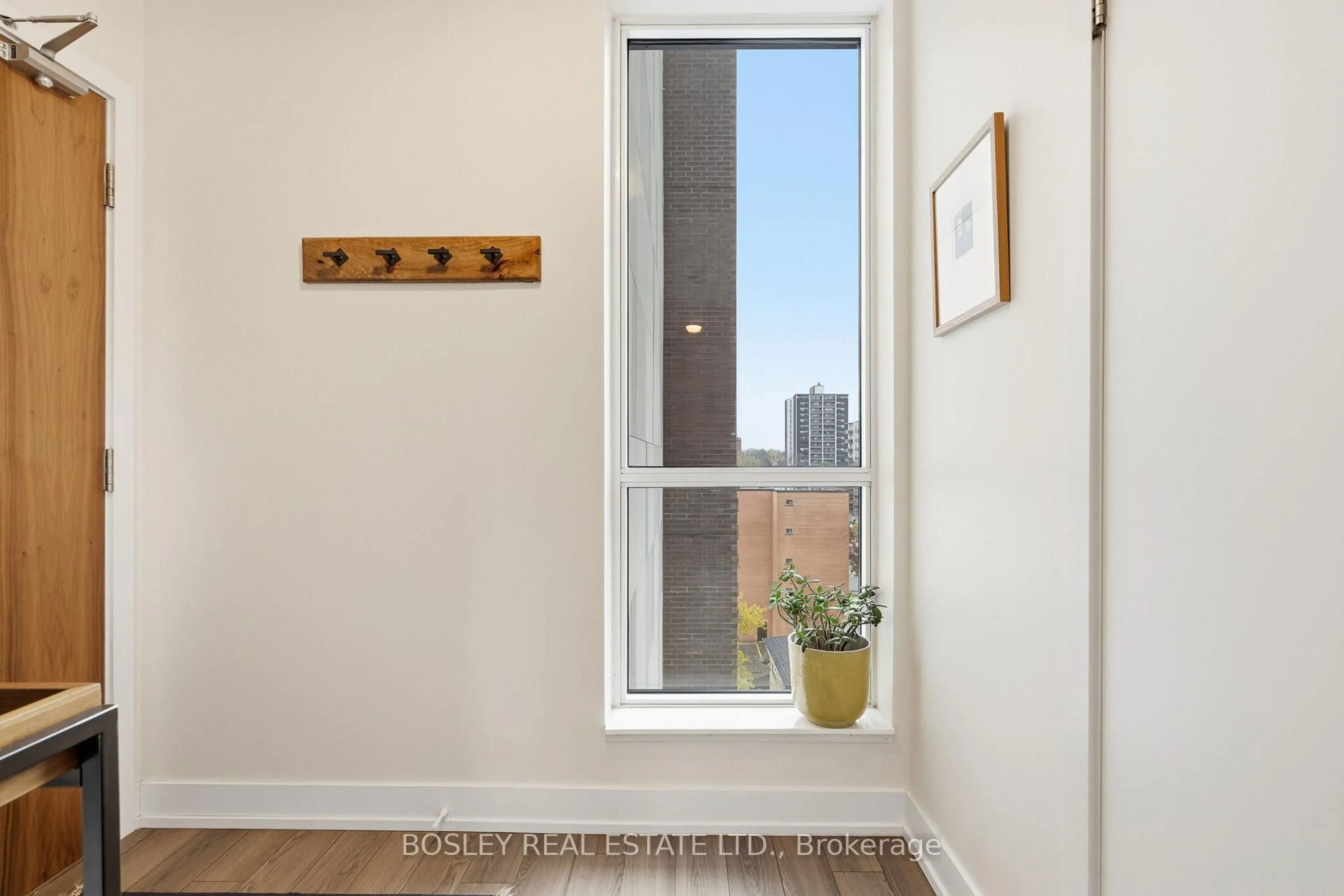 Indoor entryway for 8 Ann St #501, Mississauga Ontario L5G 3E6