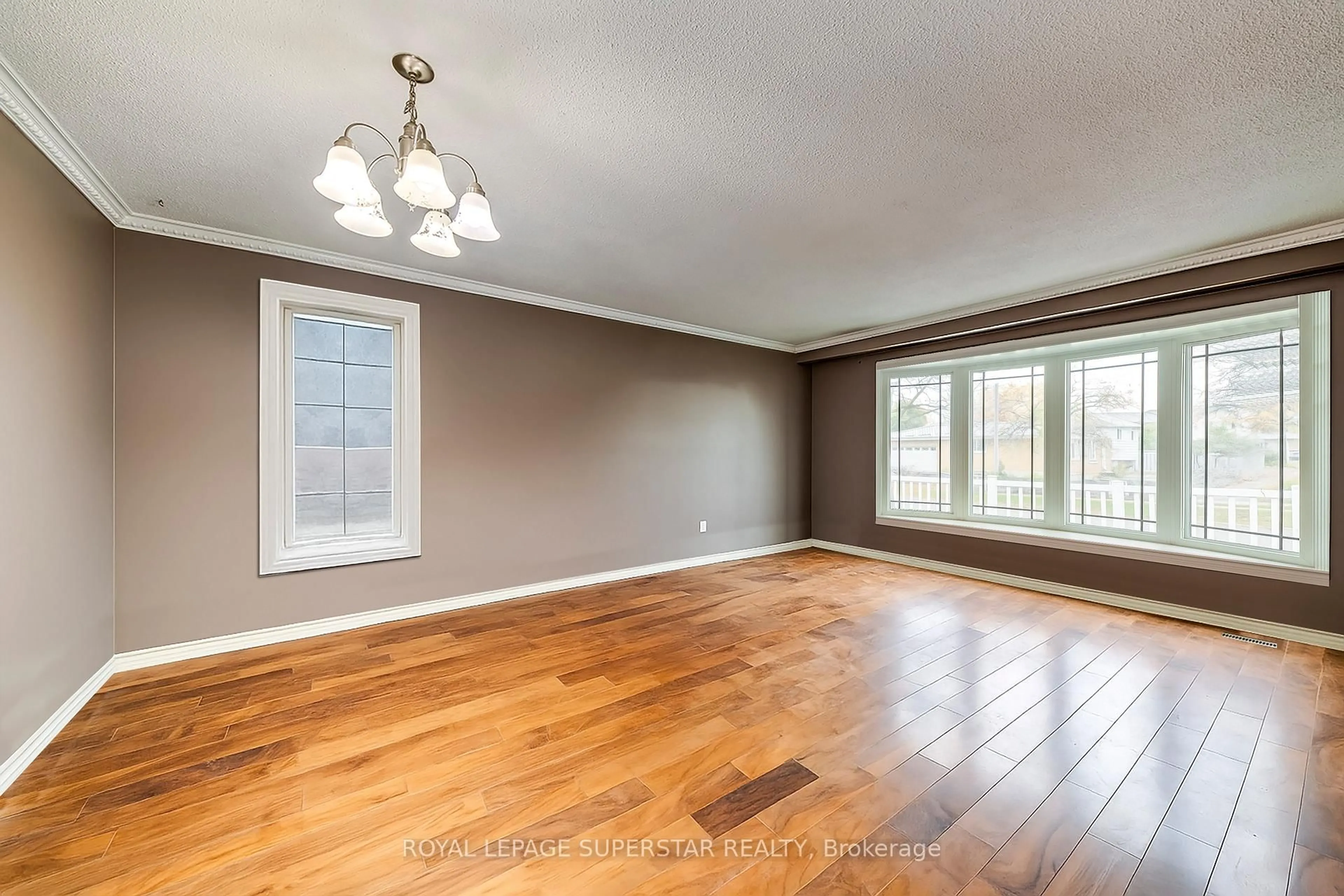 A pic of a room for 8 Midhurst Dr, Toronto Ontario M9V 1Z7