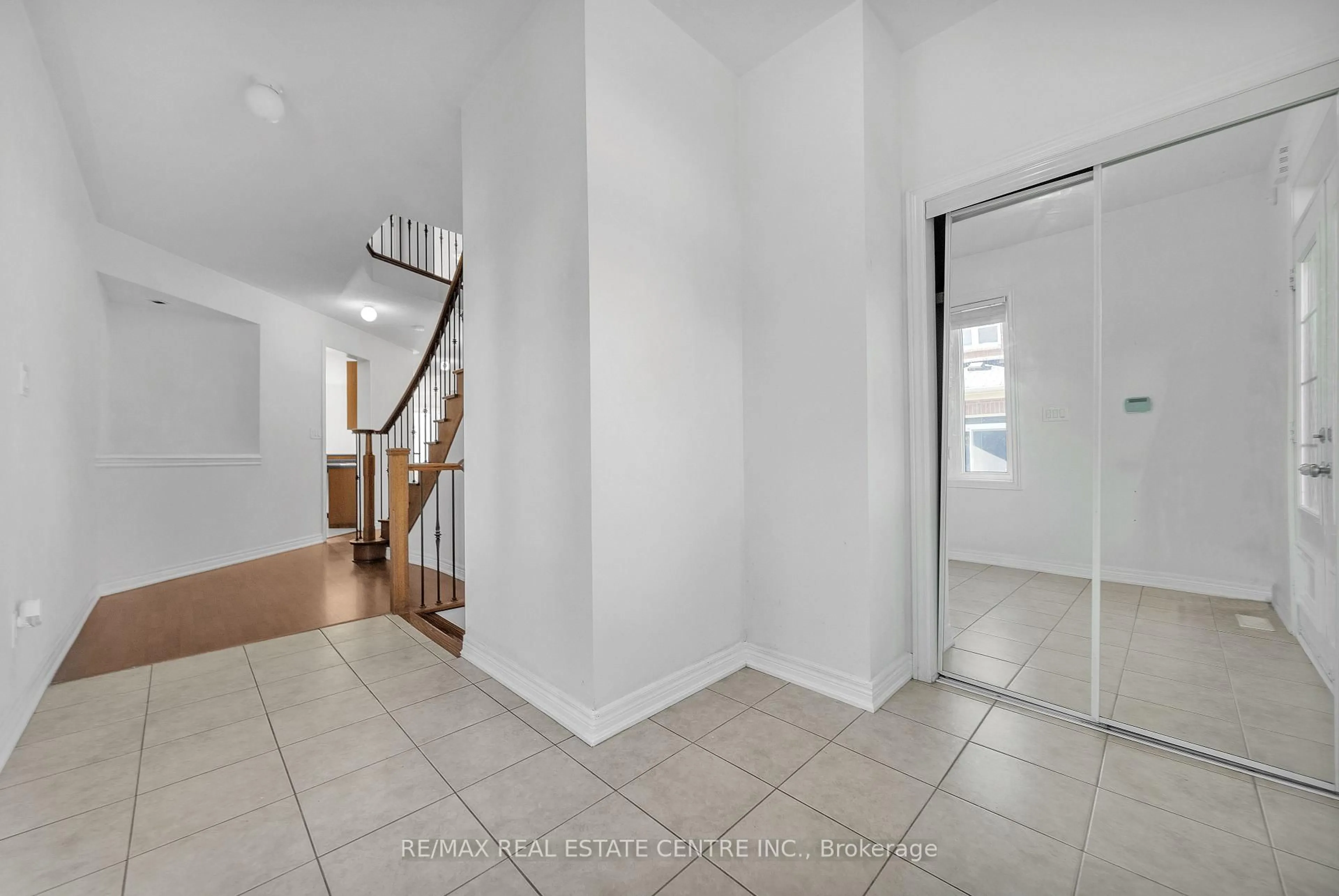 Indoor foyer for 450 Tilt Pt, Milton Ontario L9T 7Y5