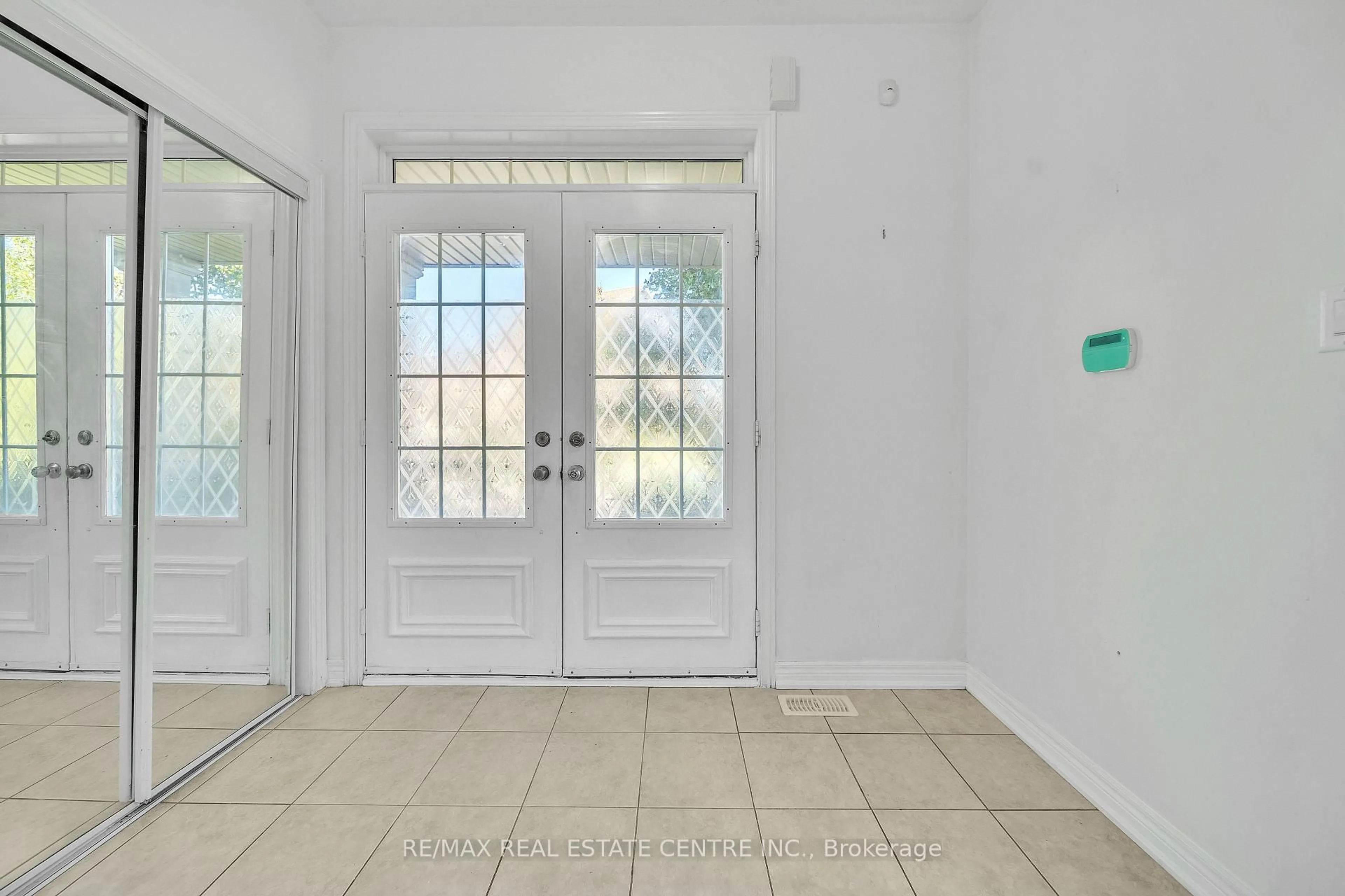 Indoor entryway for 450 Tilt Pt, Milton Ontario L9T 7Y5