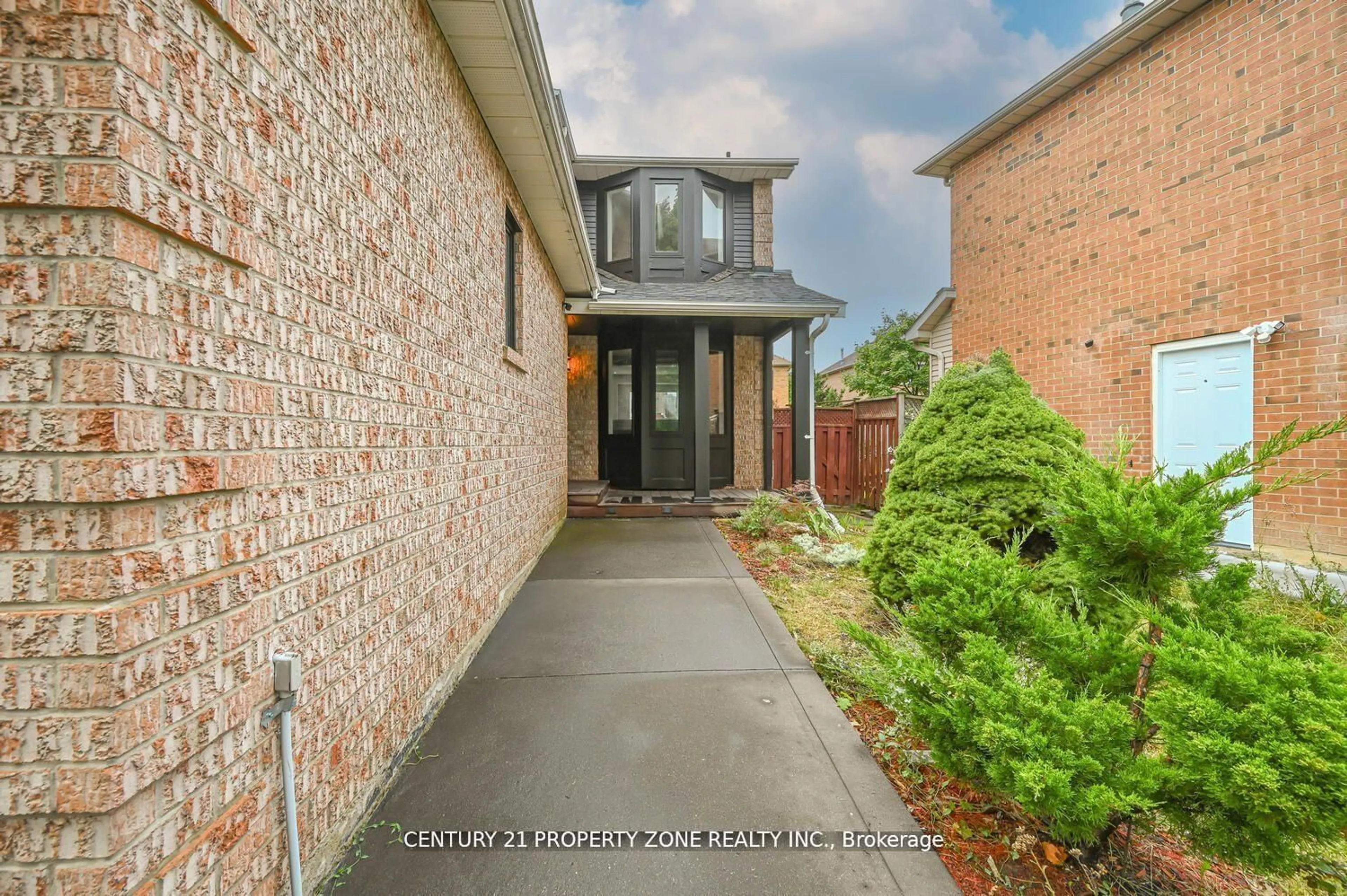 Home with brick exterior material, street for 22 Lockwood Rd, Brampton Ontario L6Y 4T7