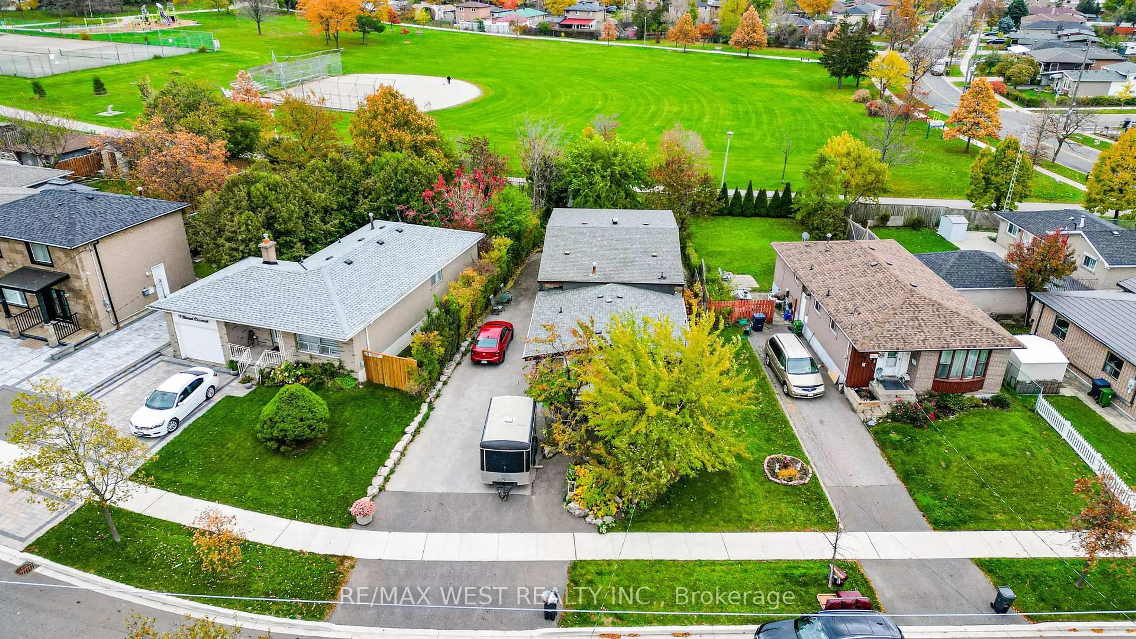 A pic from outside/outdoor area/front of a property/back of a property/a pic from drone, street for 7 Bimini Cres, Toronto Ontario M3N 1S1