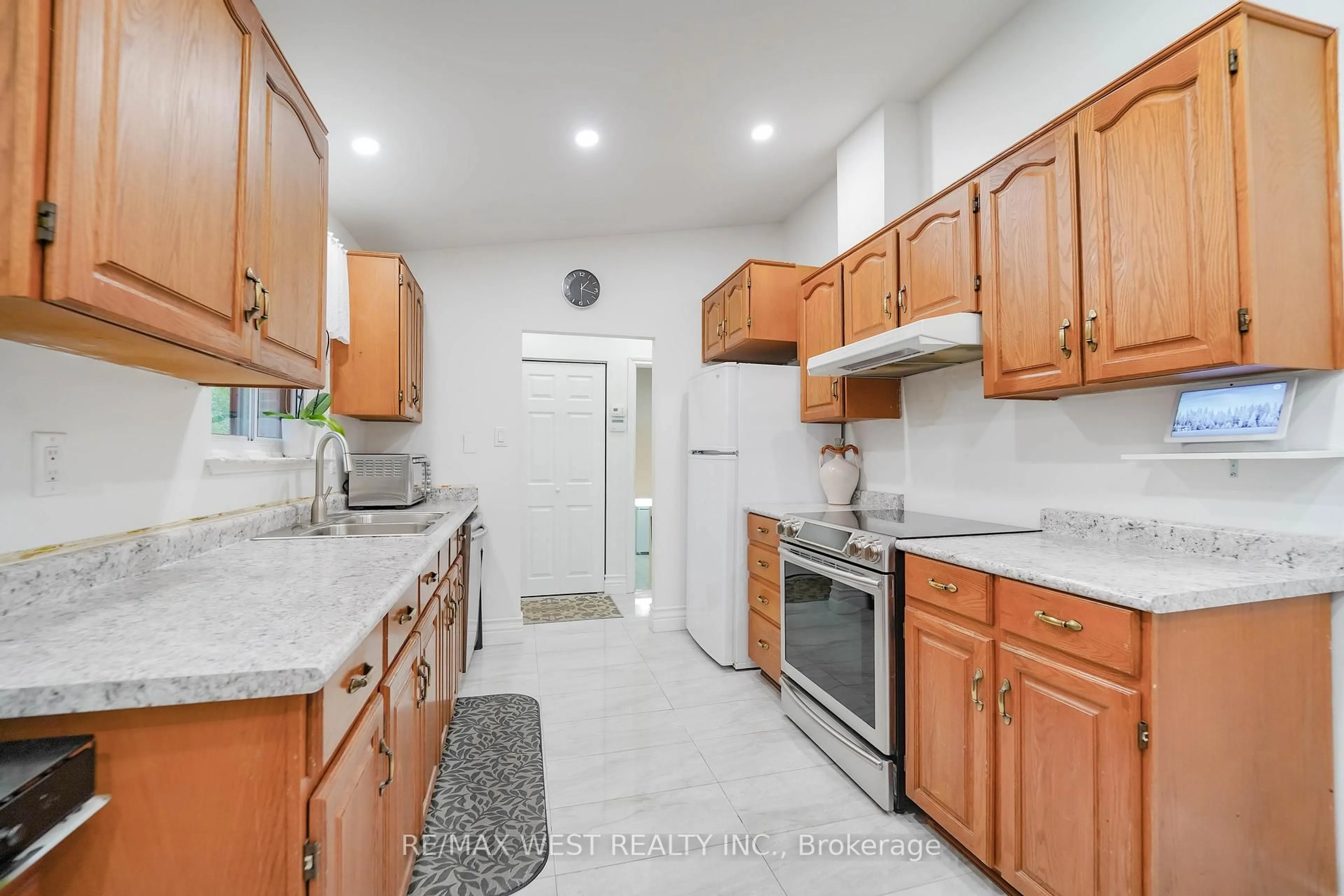 Standard kitchen, ceramic/tile floor for 7 Bimini Cres, Toronto Ontario M3N 1S1