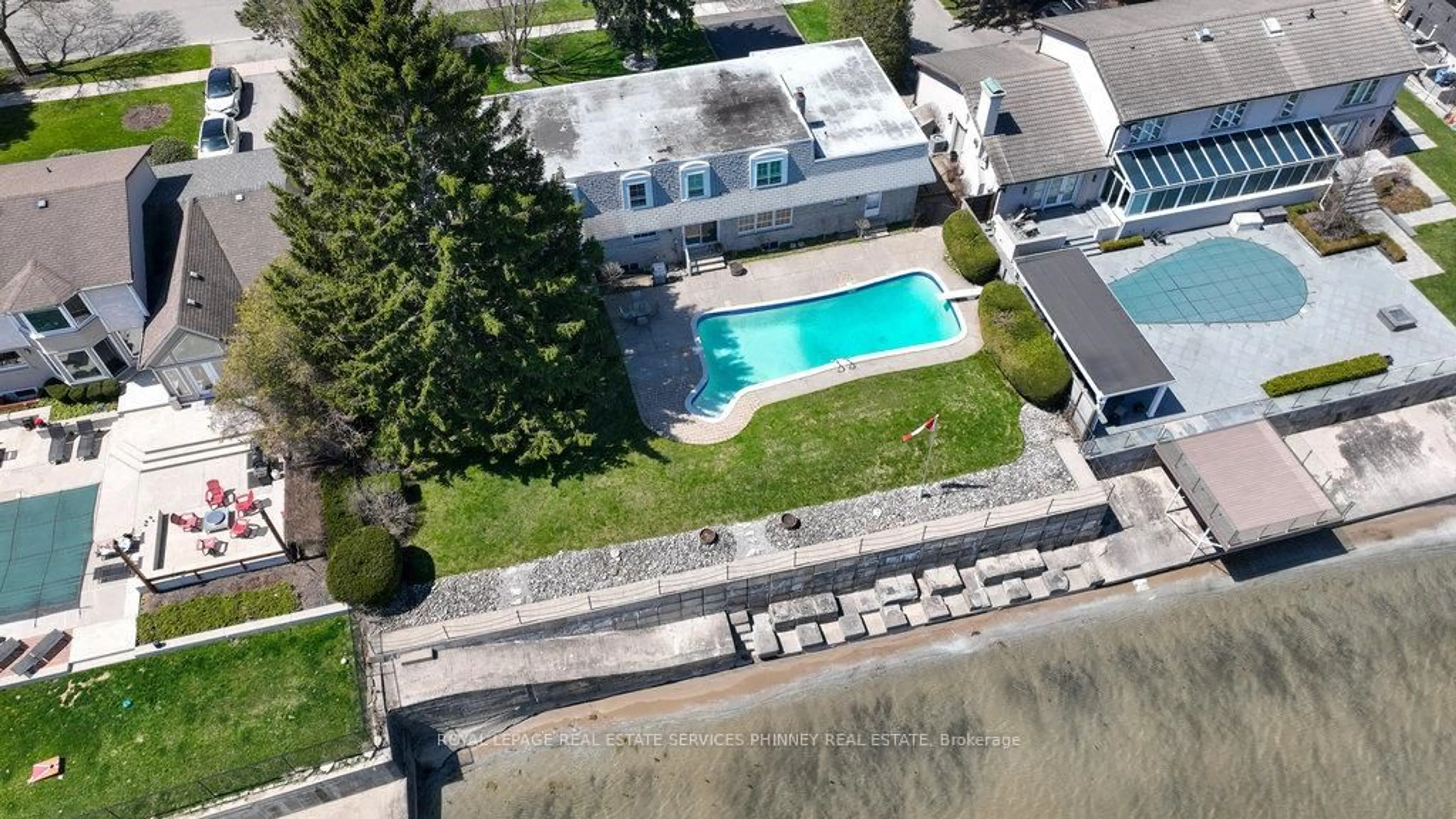 A pic from outside/outdoor area/front of a property/back of a property/a pic from drone, street for 1460 Watersedge Rd, Mississauga Ontario L5J 1A4