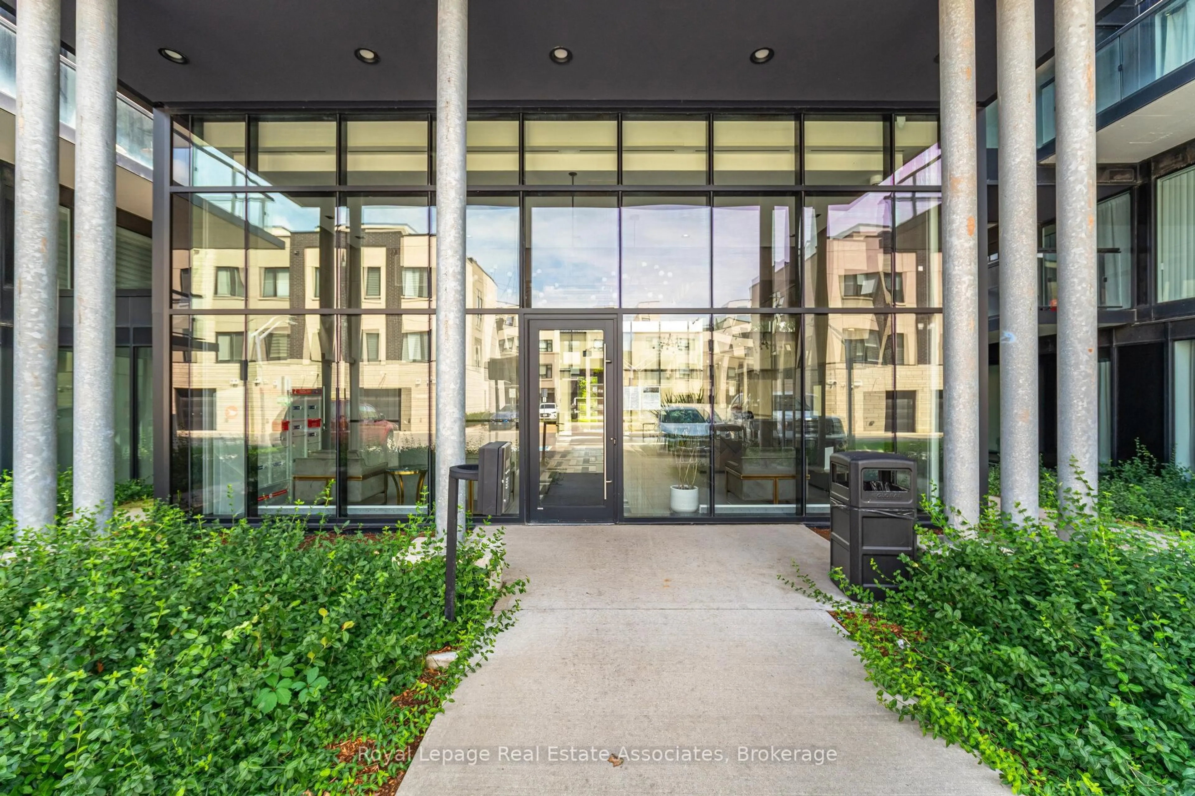 Indoor foyer for 1119 COOKE Blvd #B327, Burlington Ontario L7T 0C7