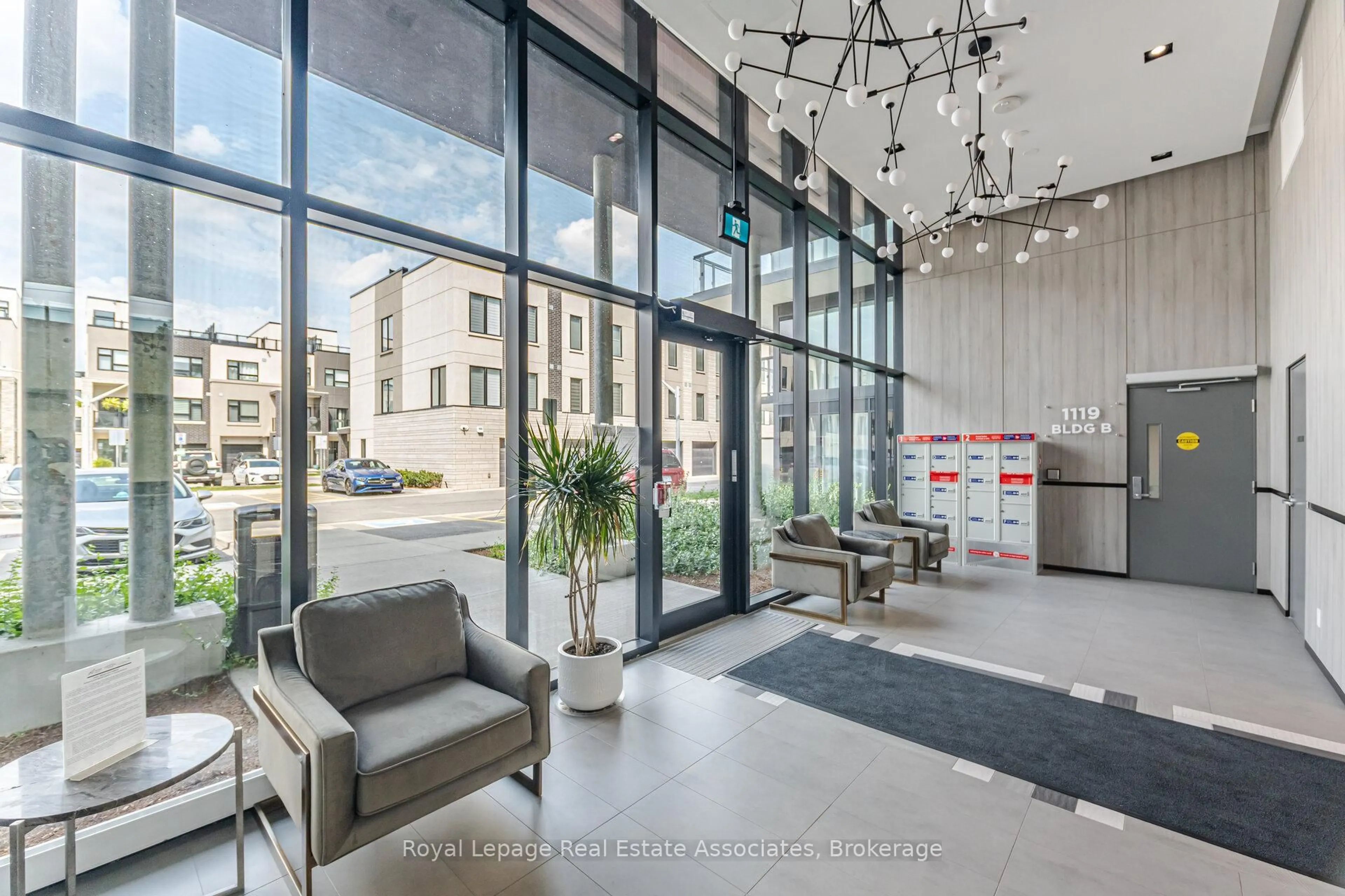 Indoor foyer for 1119 COOKE Blvd #B327, Burlington Ontario L7T 0C7