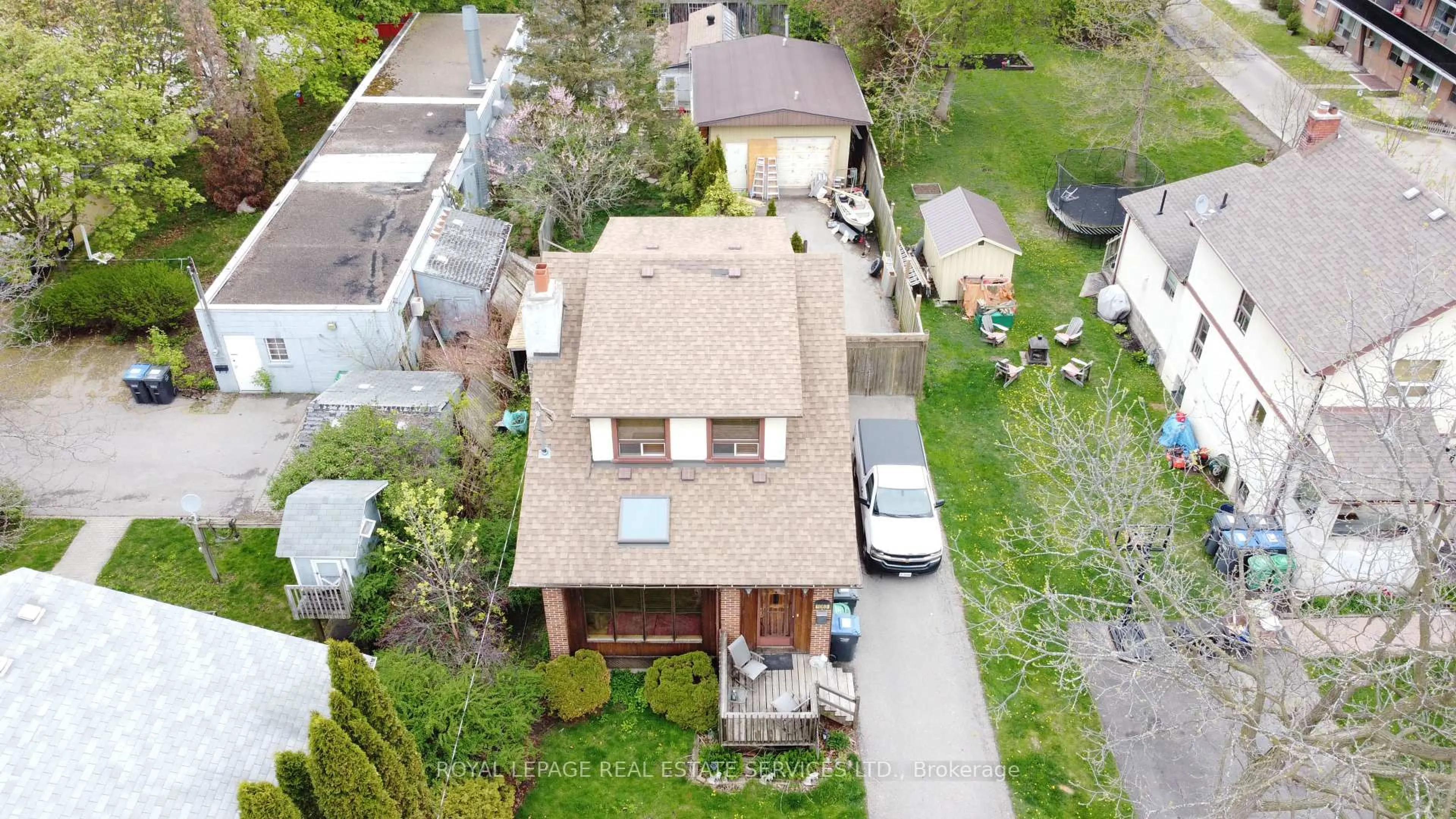 A pic from outside/outdoor area/front of a property/back of a property/a pic from drone, street for 1083 Seneca Ave, Mississauga Ontario L5G 3X4