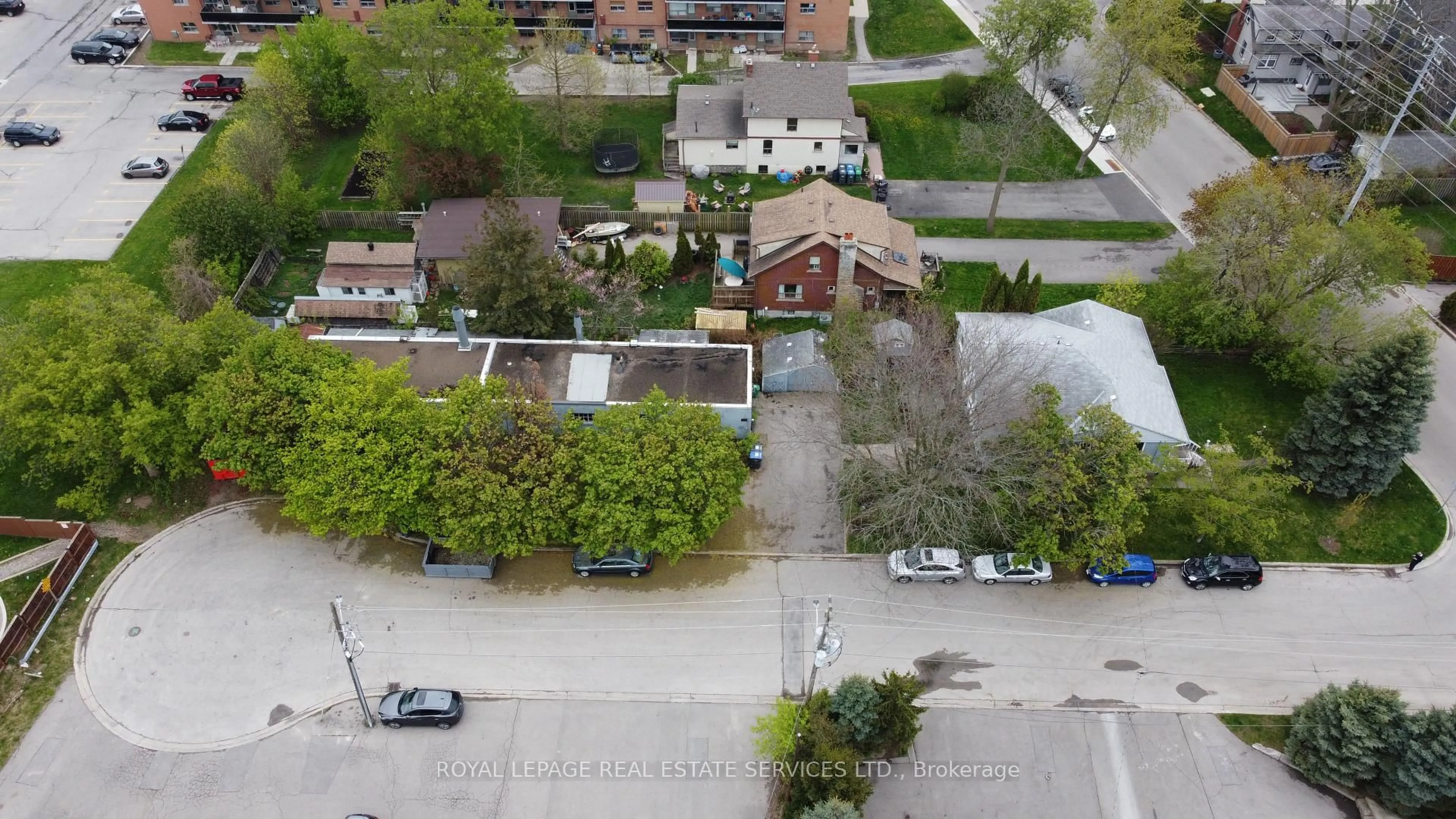 A pic from outside/outdoor area/front of a property/back of a property/a pic from drone, city buildings view from balcony for 1083 Seneca Ave, Mississauga Ontario L5G 3X4