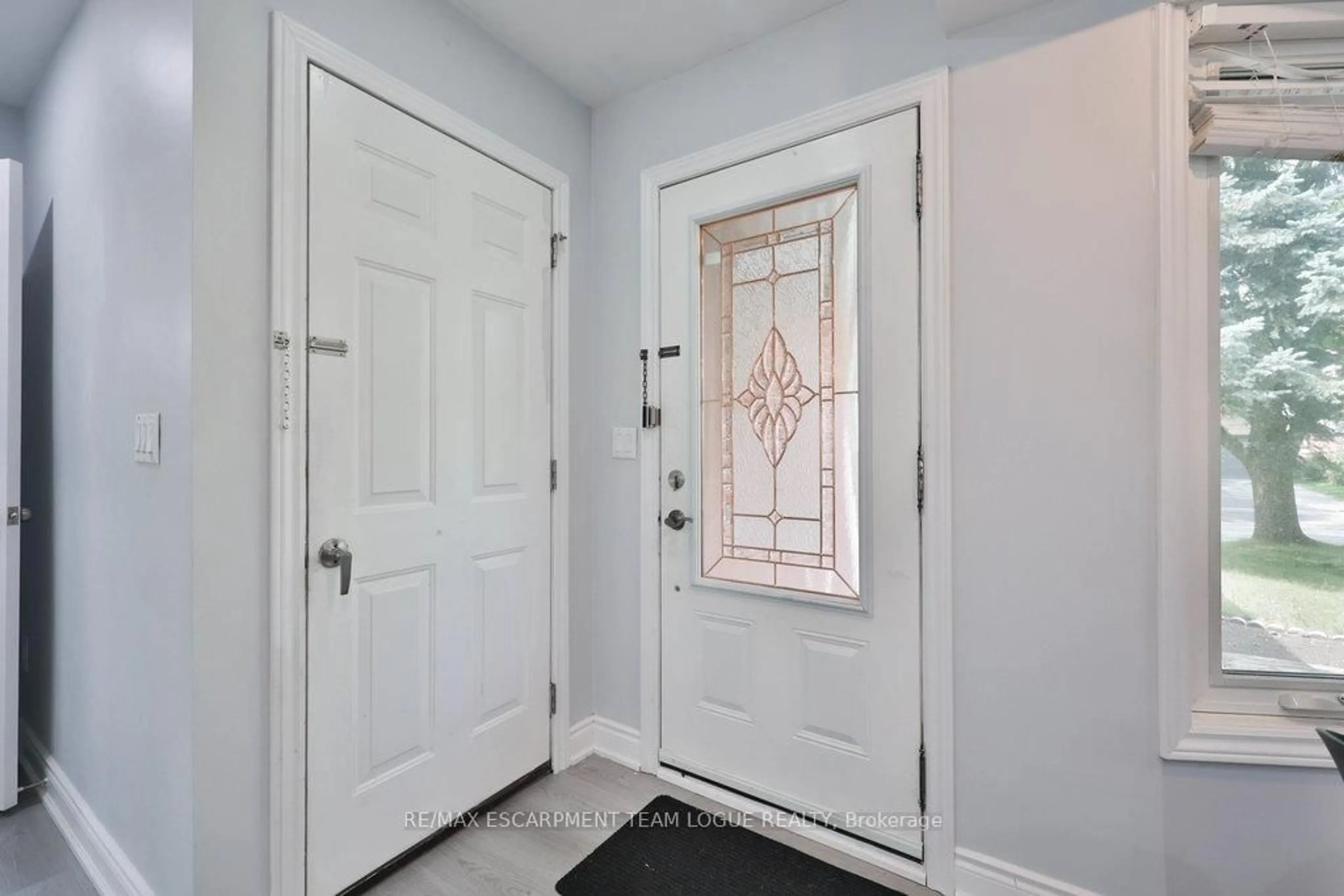 Indoor entryway for 3236 Ulman Rd, Oakville Ontario L6L 5T1