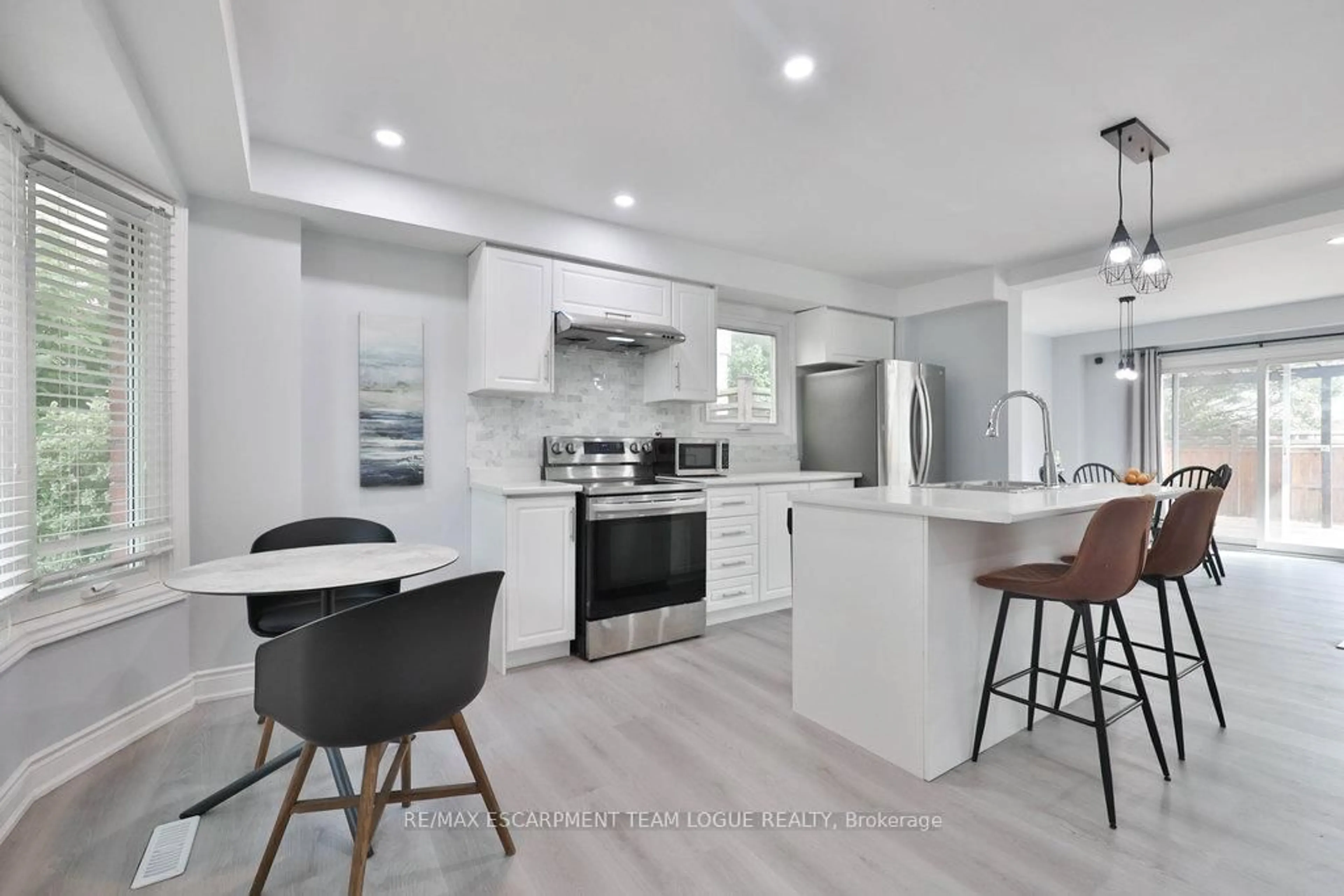 Open concept kitchen, ceramic/tile floor for 3236 Ulman Rd, Oakville Ontario L6L 5T1