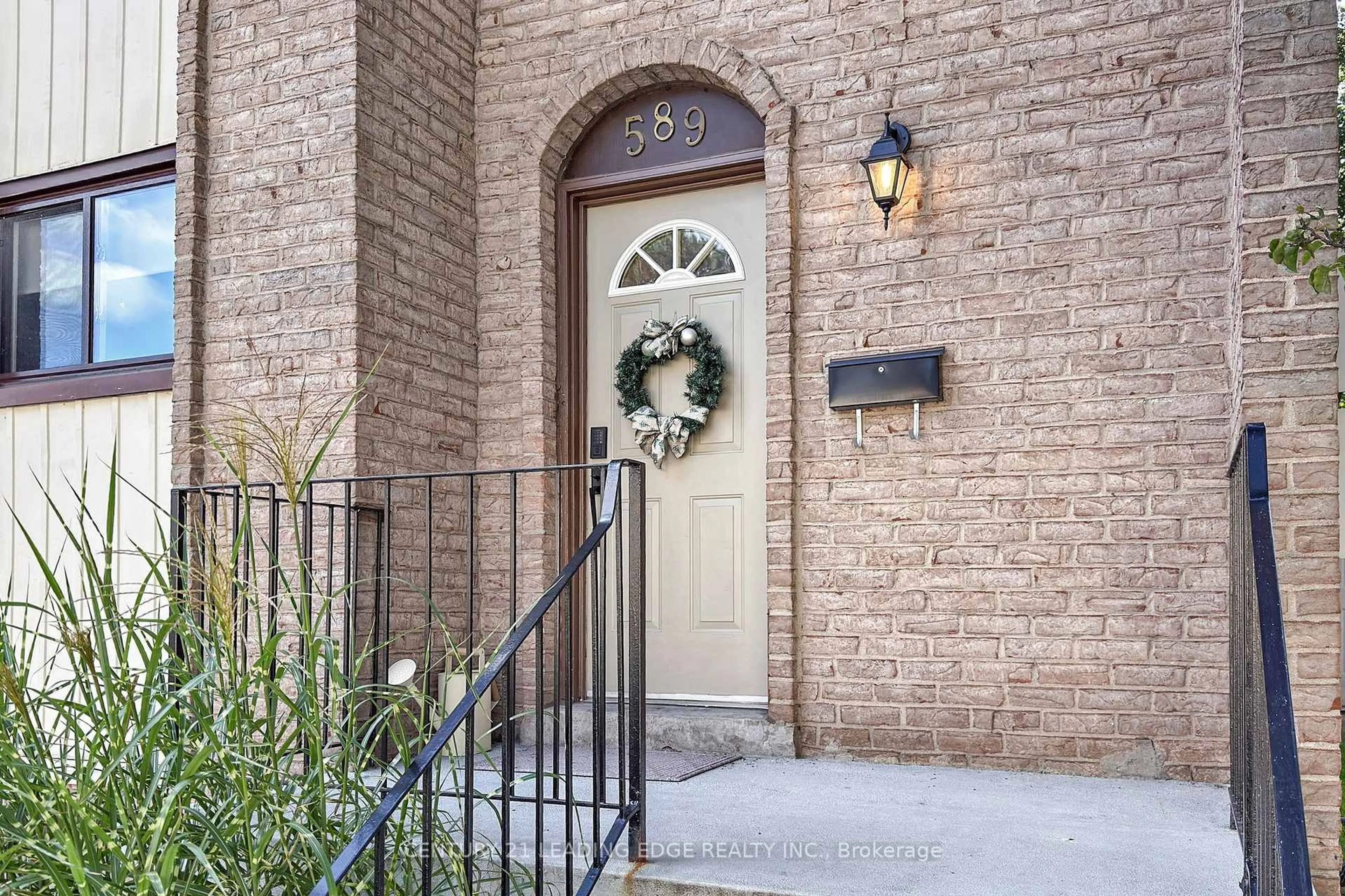 Indoor entryway for 589 FRANCIS Rd, Burlington Ontario L7T 3X6
