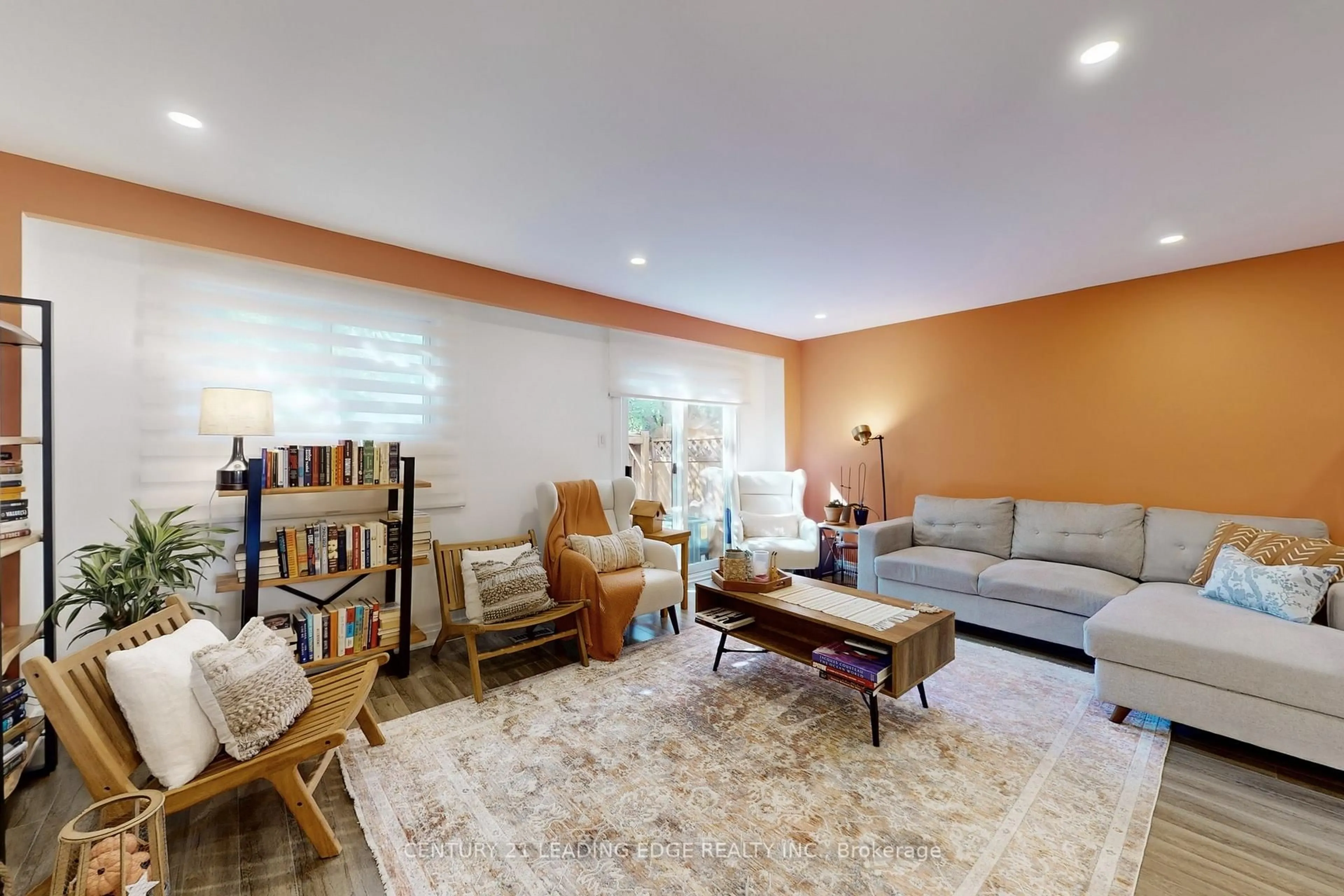 Living room with furniture, unknown for 589 FRANCIS Rd, Burlington Ontario L7T 3X6