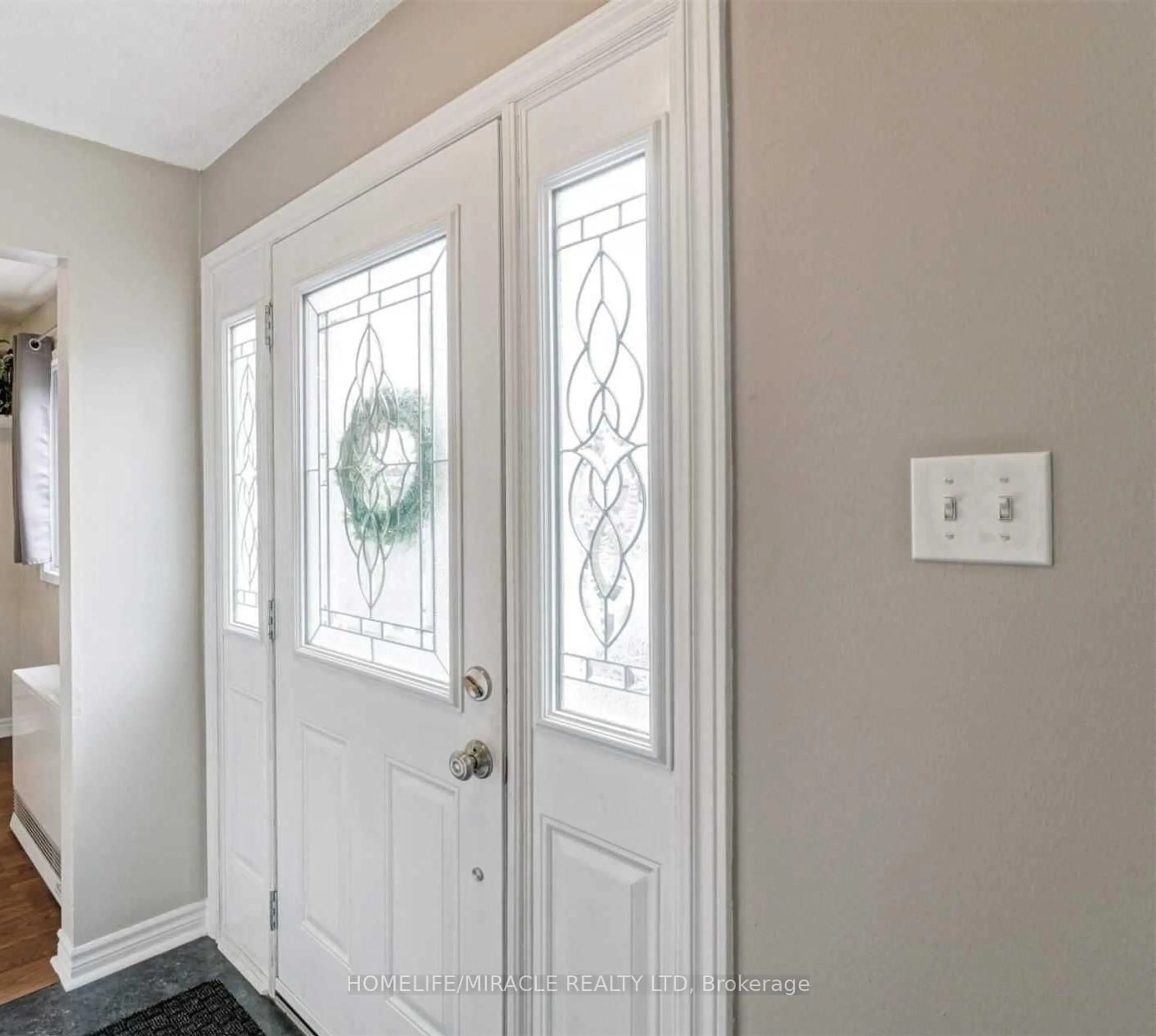 Indoor entryway for 11 Hector Crt, Brampton Ontario L6S 1P1