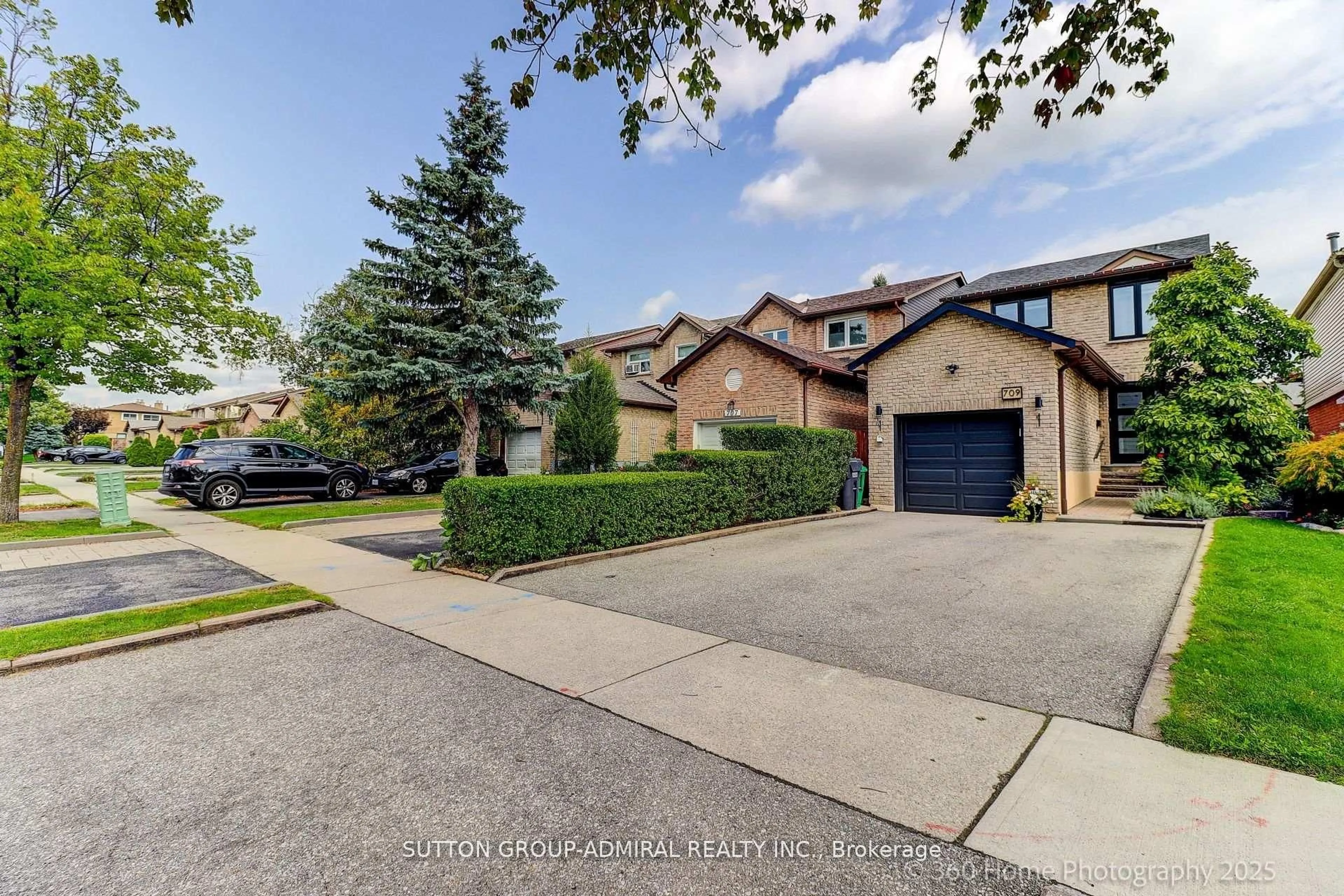 A pic from outside/outdoor area/front of a property/back of a property/a pic from drone, street for 709 Greycedar Cres, Mississauga Ontario L4W 3J4