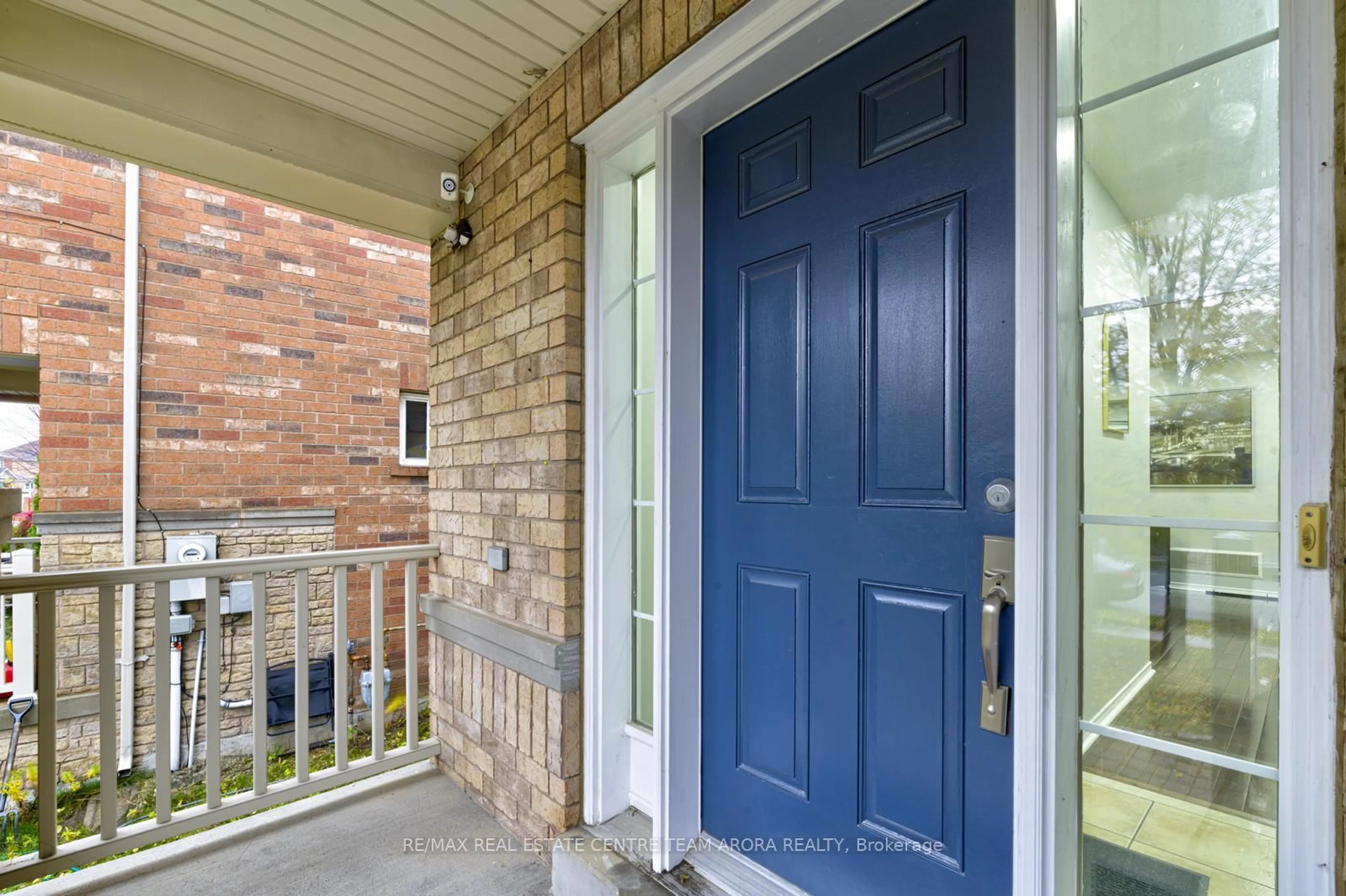 Indoor entryway for 98 Crown Victoria Dr, Brampton Ontario L7A 3X6