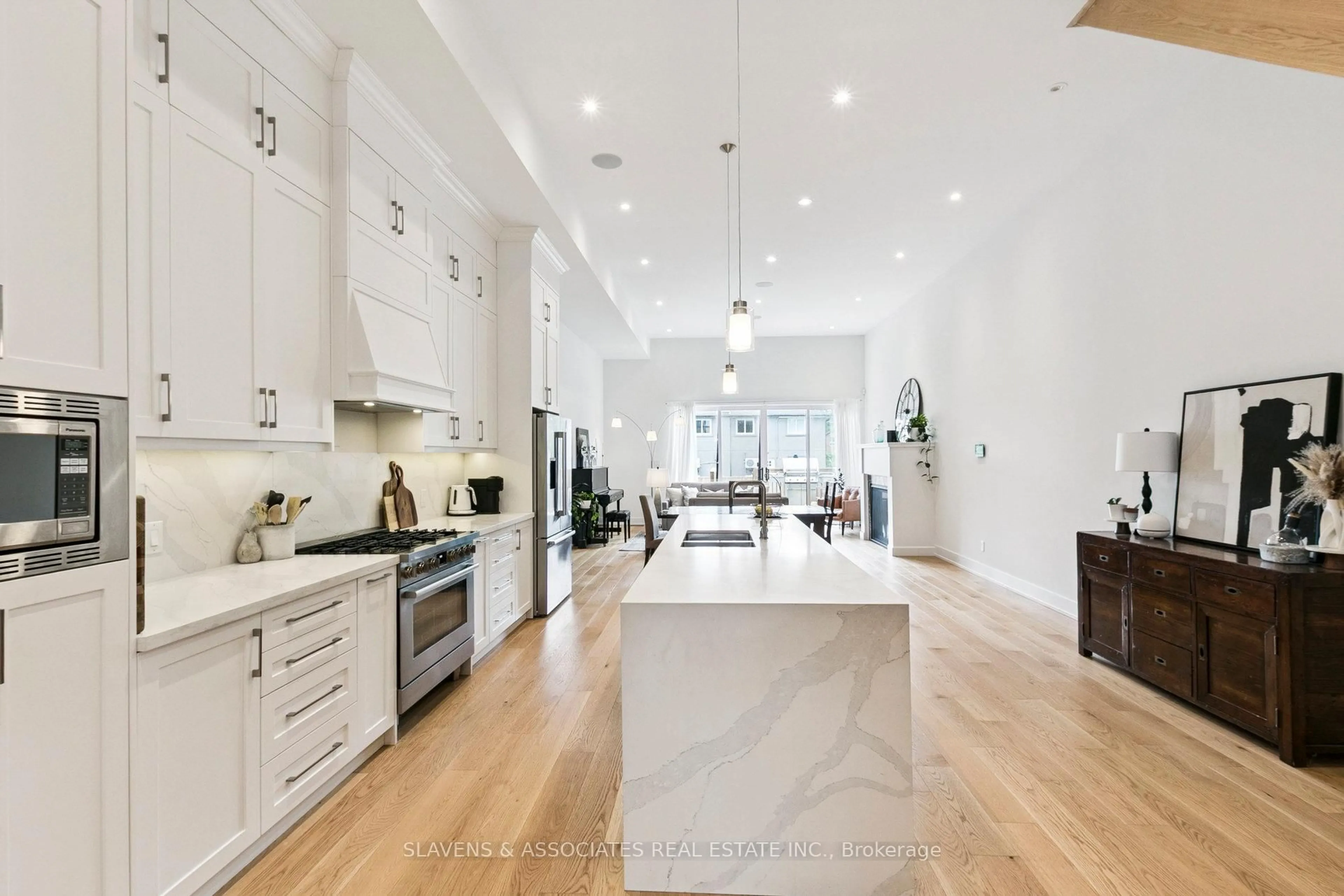 Open concept kitchen, unknown for 1040 Enola Ave, Mississauga Ontario L5G 4A9