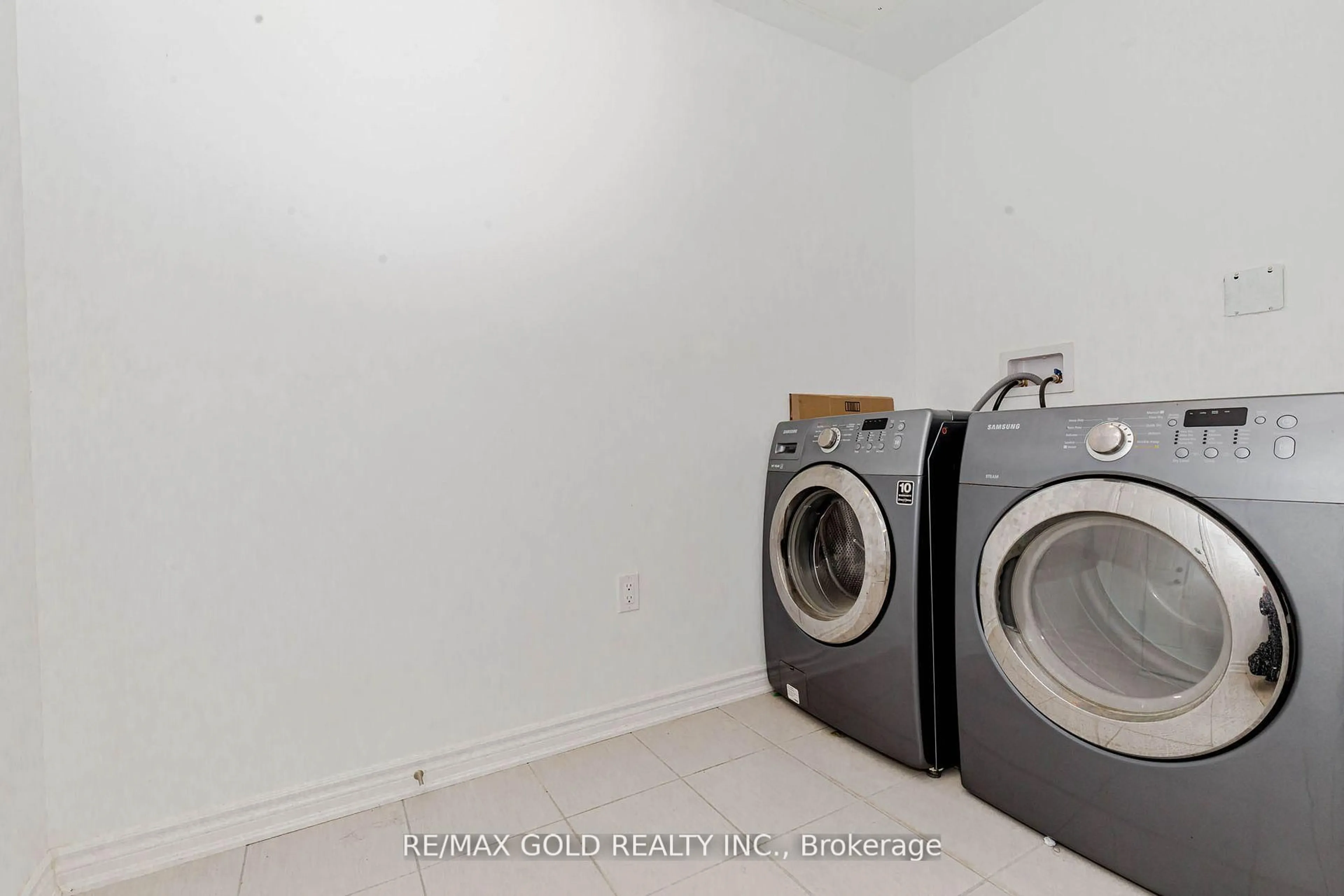 Laundry room for 15 Tiveron Ave, Caledon Ontario L7C 4L4