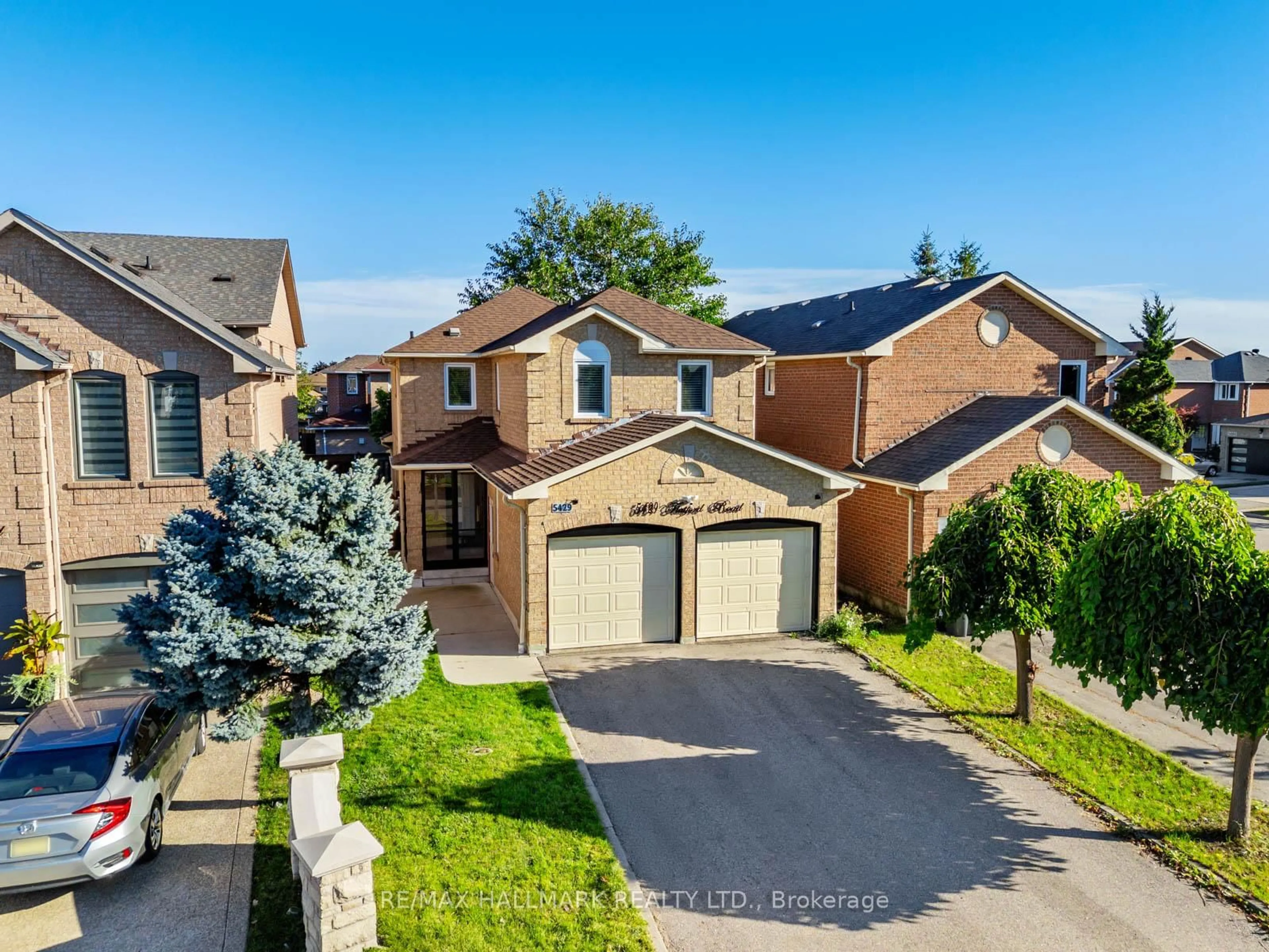 A pic from outside/outdoor area/front of a property/back of a property/a pic from drone, street for 5429 Flatford Rd, Mississauga Ontario L5V 1Y6