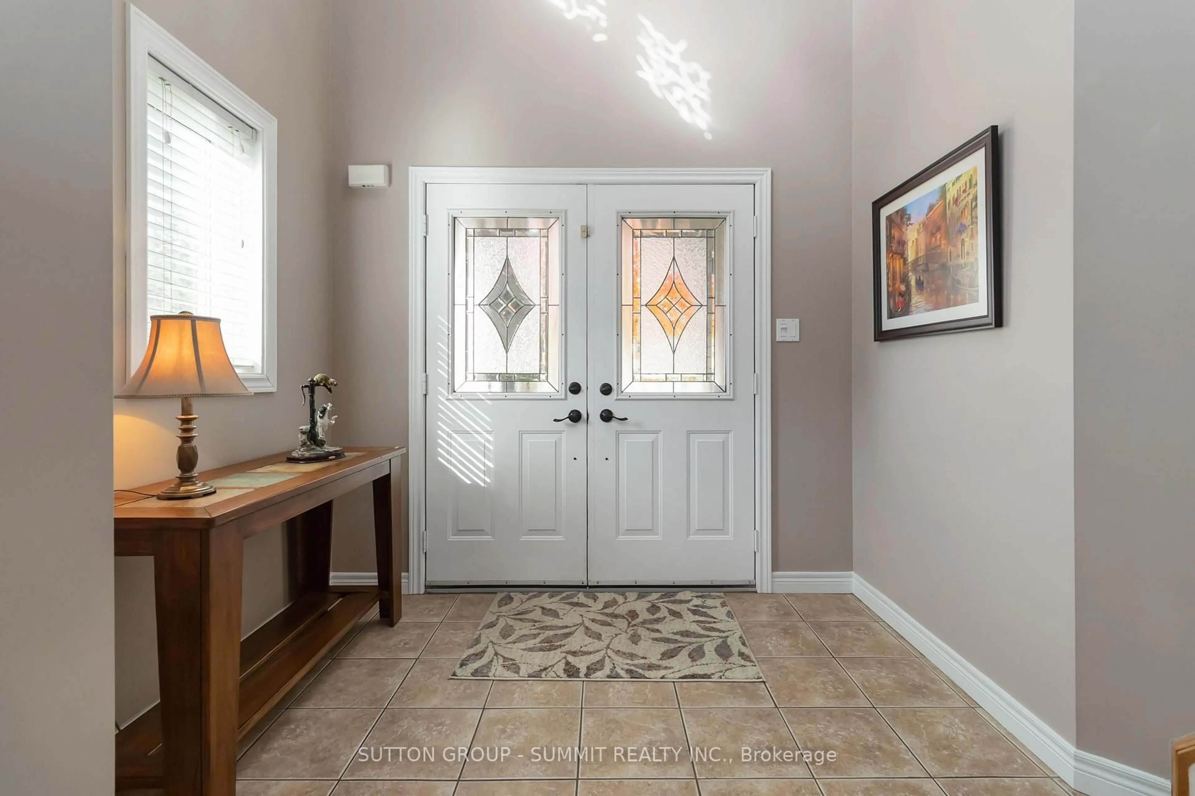 Indoor entryway for 518 SANDCHERRY Dr, Burlington Ontario L7T 4L5