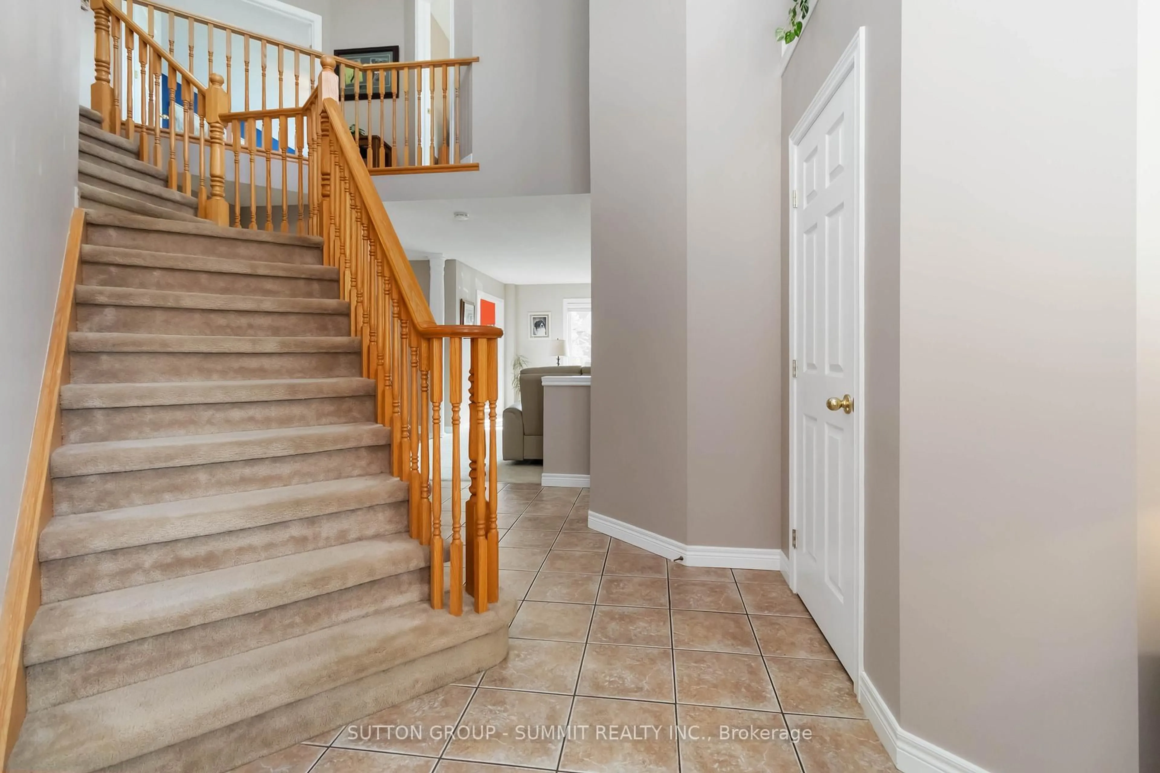 Indoor entryway for 518 SANDCHERRY Dr, Burlington Ontario L7T 4L5