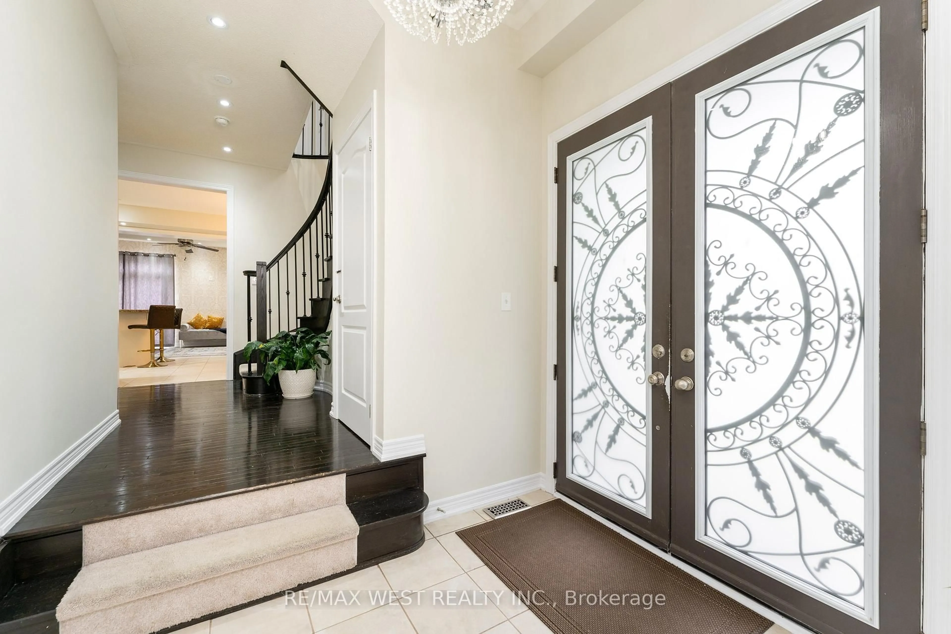 Indoor entryway for 2120 Fiddlers Way, Oakville Ontario L5M 0M5