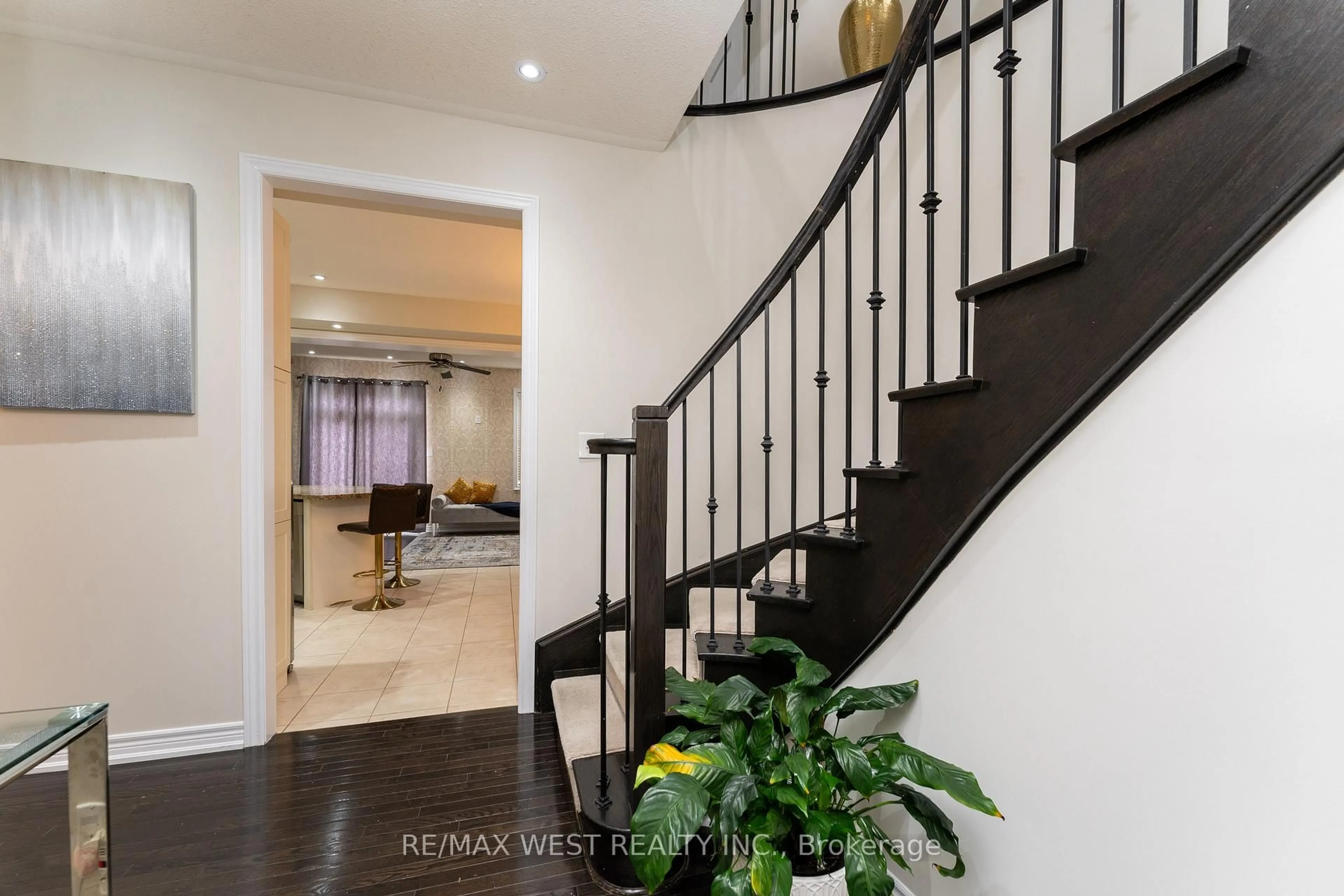 Indoor entryway for 2120 Fiddlers Way, Oakville Ontario L5M 0M5